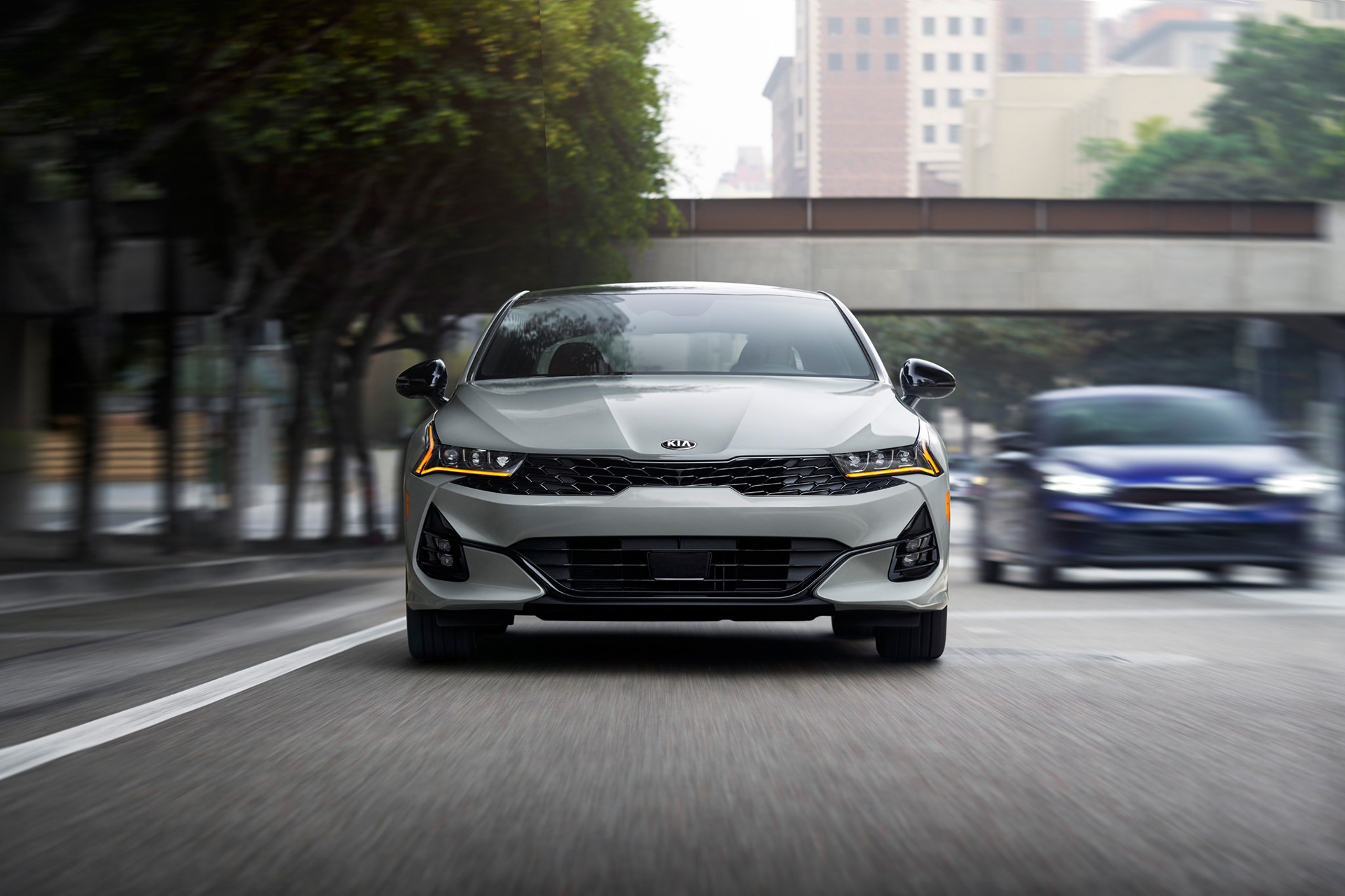 Avancerad retusch av bil, förbättrade reflektioner och färger för att framhäva karossens glans och karaktär, detaljerad skuggning och ljussättning för realistisk effekt samt borttagning av störande element i bakgrunden