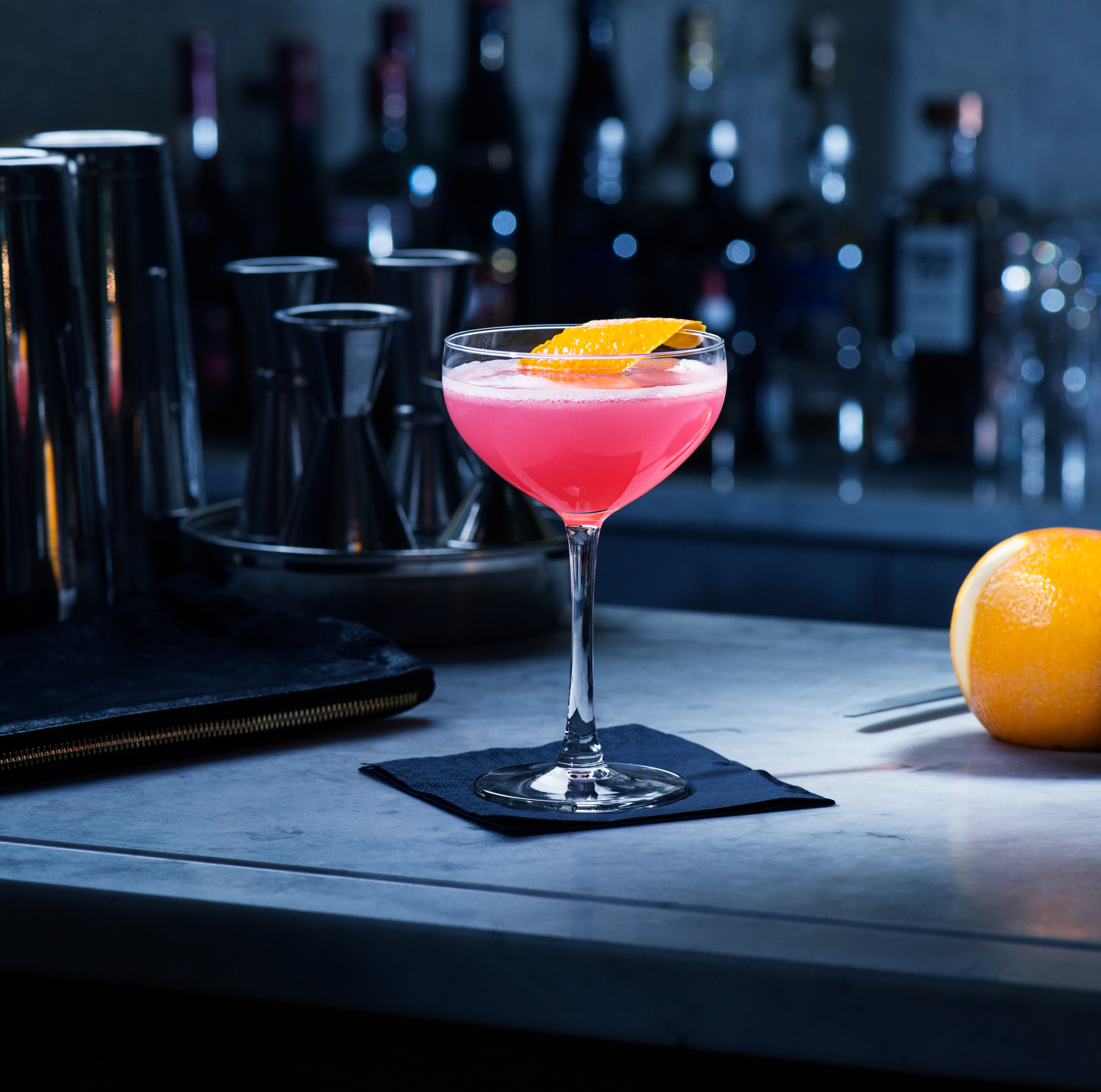 Reklamfoto på en drink för Absolut Vodka i en barmiljö