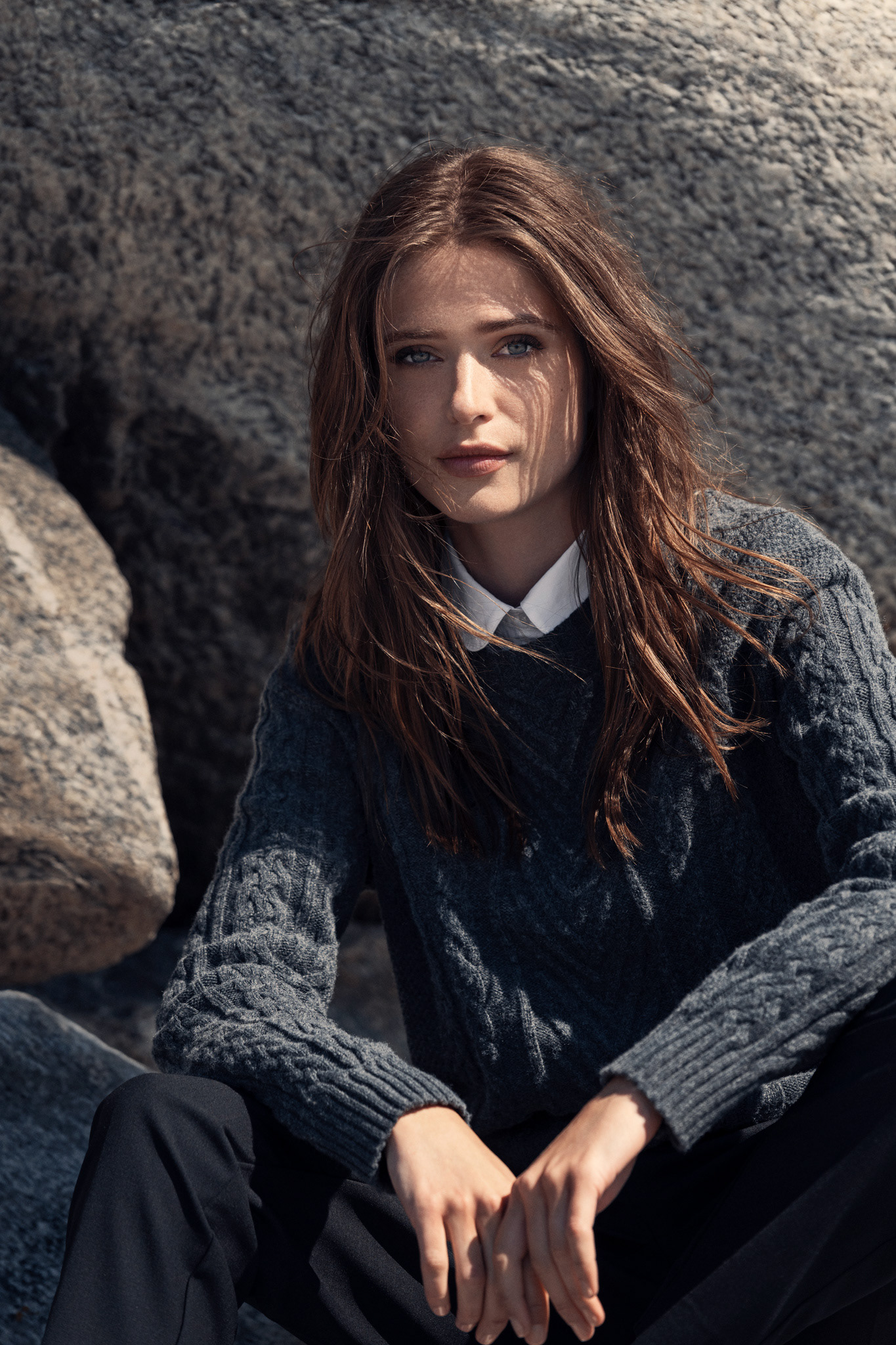 Modefotografi retuscherad för att framhäva klädernas textur och färg, samt göra bakgrunden mer enhetlig.