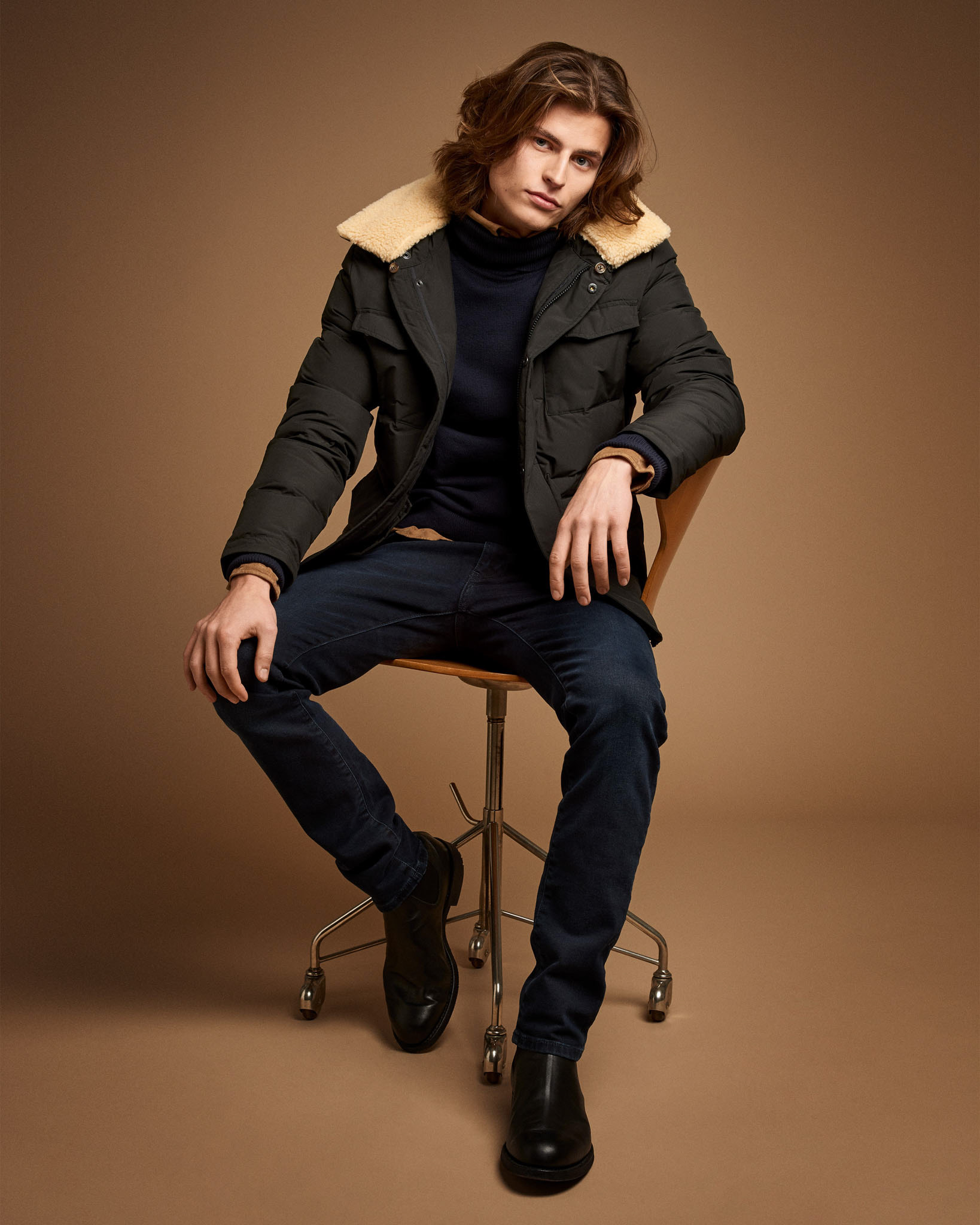 En modebild fotad i studio med fokus på färgbalans, hudretusch och klädjustering för en professionell look.