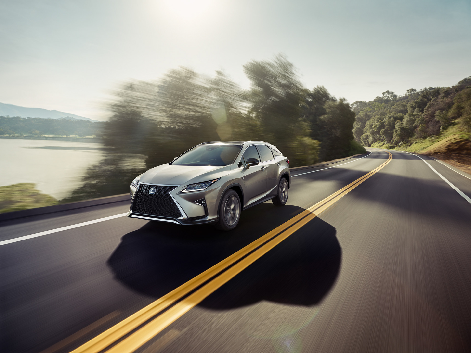 Avancerad retusch av bil, förbättrade reflektioner och färger för att framhäva karossens glans och karaktär, detaljerad skuggning och ljussättning för realistisk effekt samt borttagning av störande element i bakgrunden