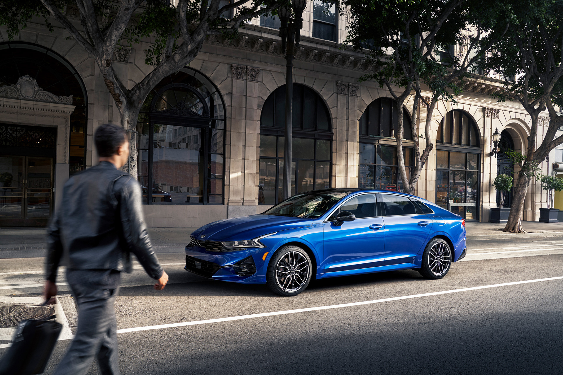 Avancerad retusch av bil, förbättrade reflektioner och färger för att framhäva karossens glans och karaktär, detaljerad skuggning och ljussättning för realistisk effekt samt borttagning av störande element i bakgrunden