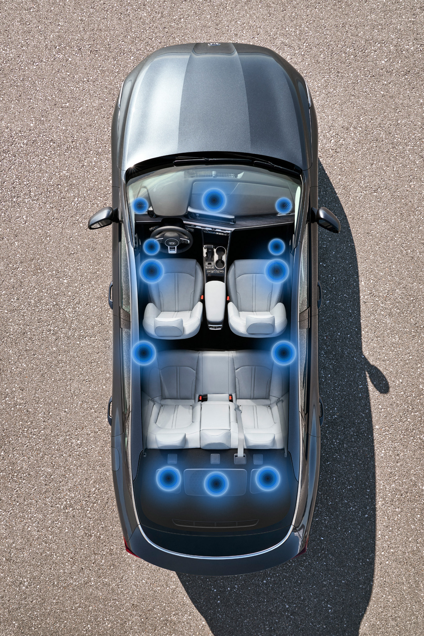 Avancerad retusch av bil, förbättrade reflektioner och färger för att framhäva karossens glans och karaktär, detaljerad skuggning och ljussättning för realistisk effekt samt borttagning av störande element i bakgrunden