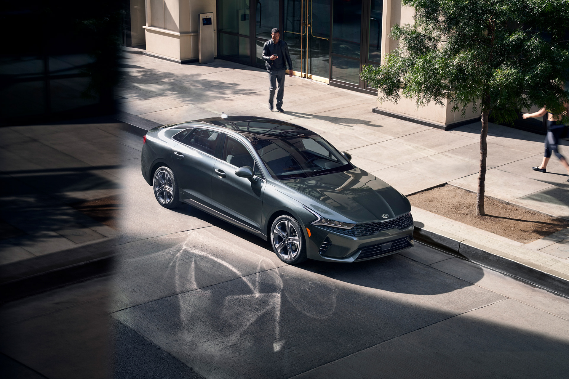 Avancerad retusch av bil, förbättrade reflektioner och färger för att framhäva karossens glans och karaktär, detaljerad skuggning och ljussättning för realistisk effekt samt borttagning av störande element i bakgrunden