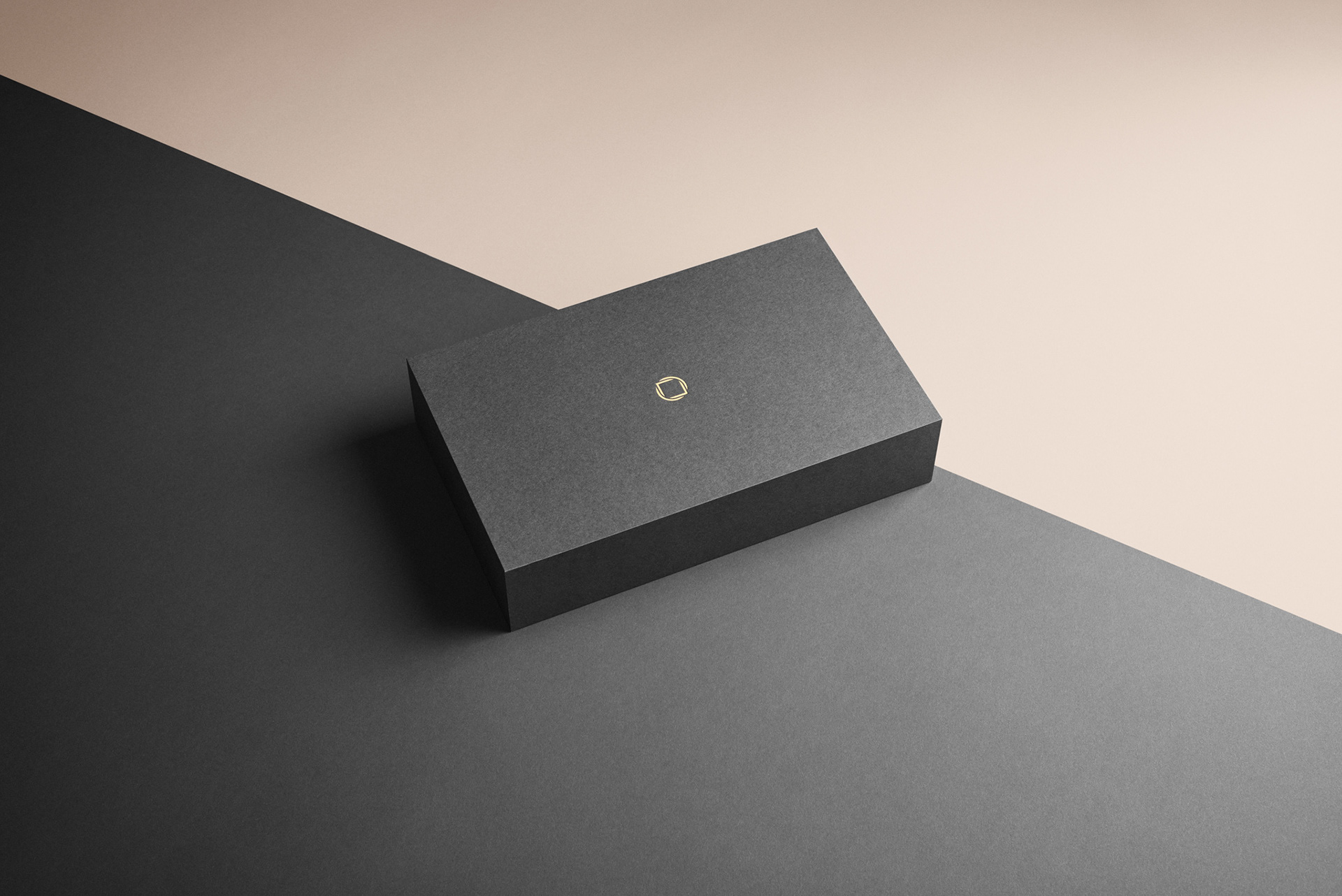 En bild på en klocka, högupplösta produktbild fotad i studio och retuscherad för e-handel, bilden är anpassad för web för att hålla hög kvalitet och skärpa