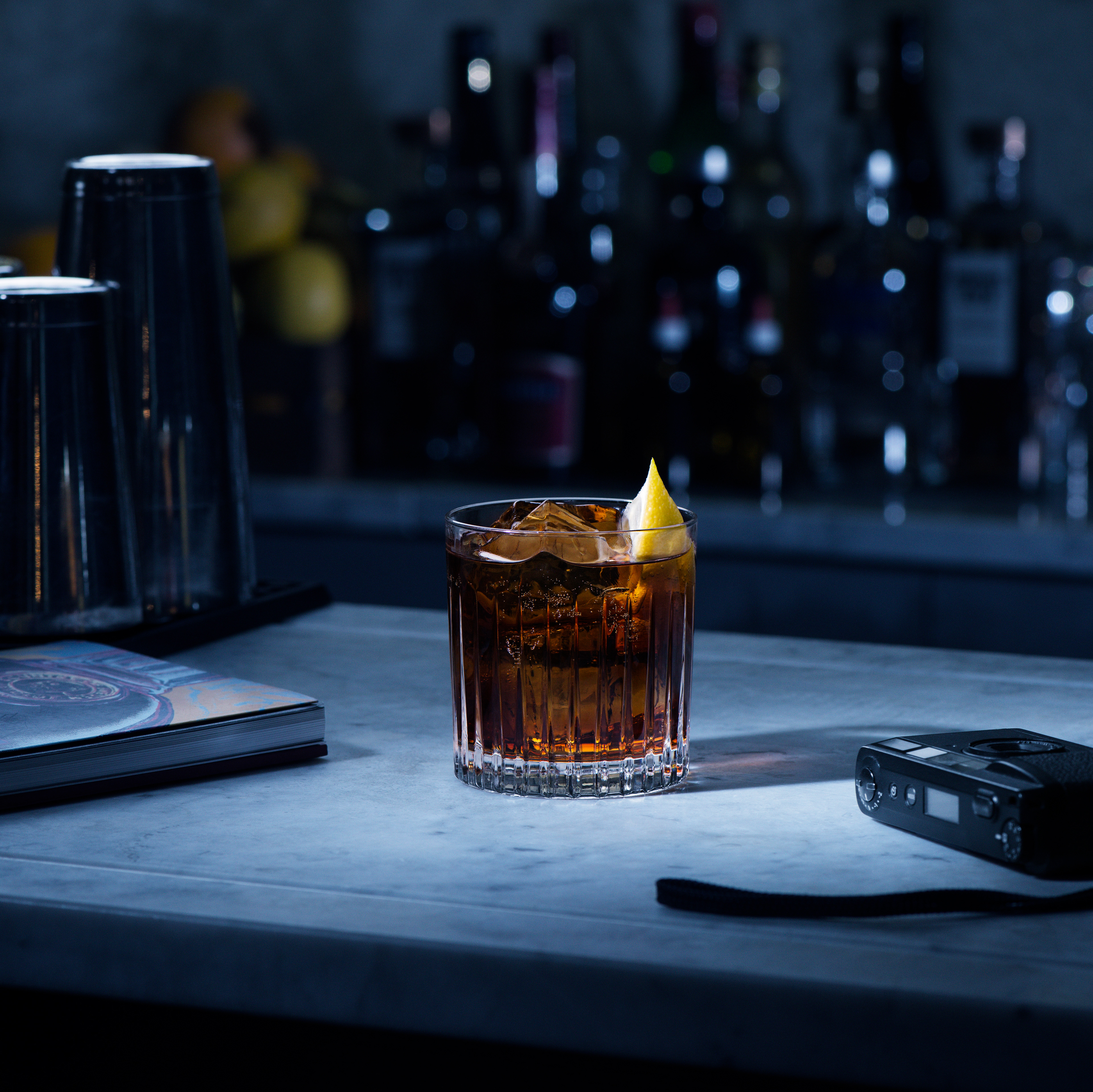 Reklamfoto på en drink för Absolut Vodka i en barmiljö