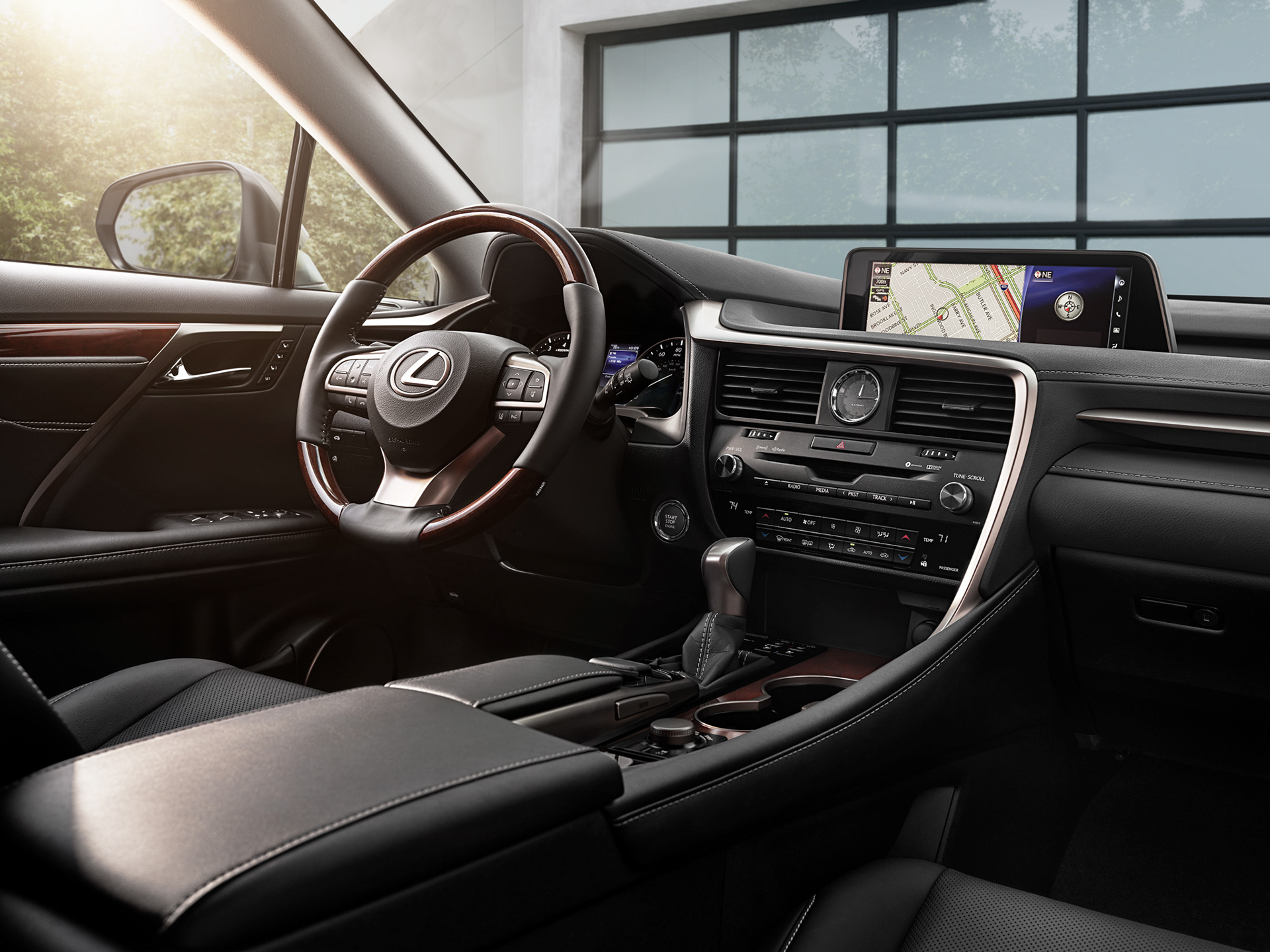 Avancerad retusch av bil, förbättrade reflektioner och färger för att framhäva karossens glans och karaktär, detaljerad skuggning och ljussättning för realistisk effekt samt borttagning av störande element i bakgrunden