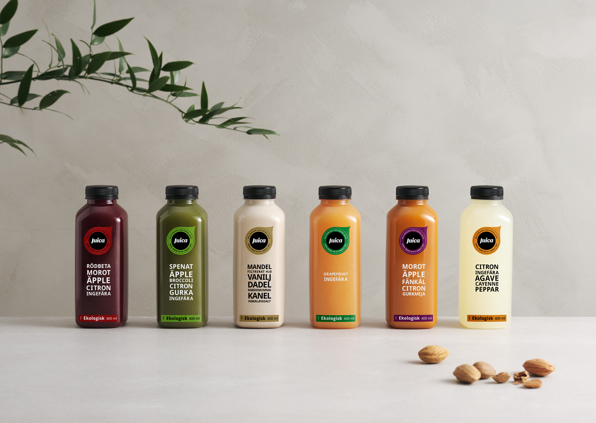 En bild på en juice med ingredienser, högupplöst produktbild fotad i studio och retuscherad för e-handel, bilden är anpassad för web för att hålla hög kvalitet och skärpa