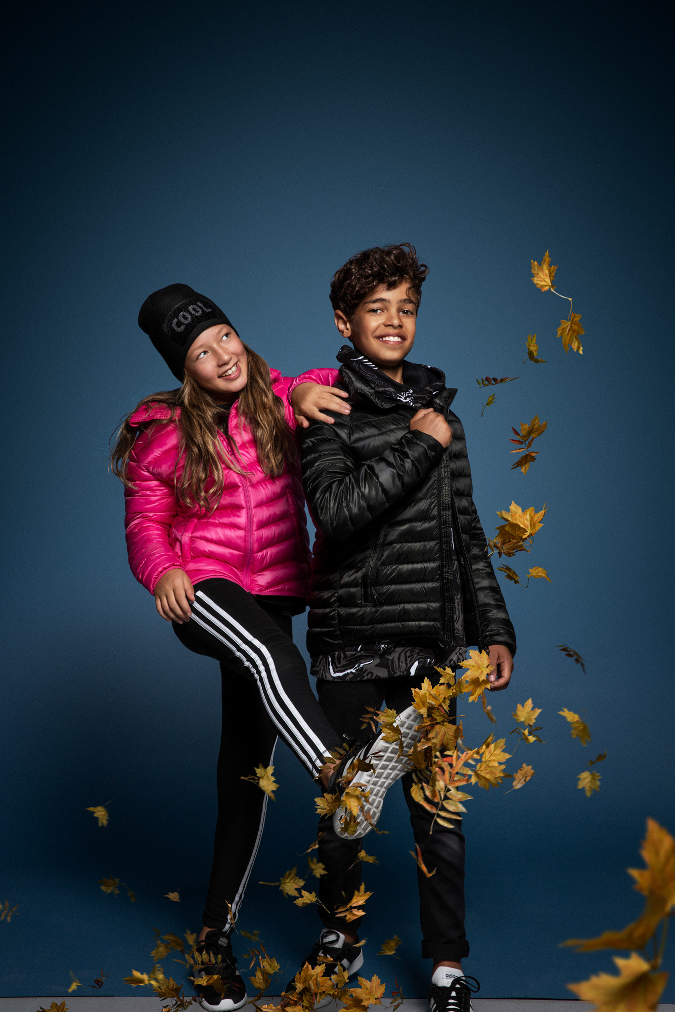 Porträtt fotat med blixtar på modeller som bär kläder från intersport.