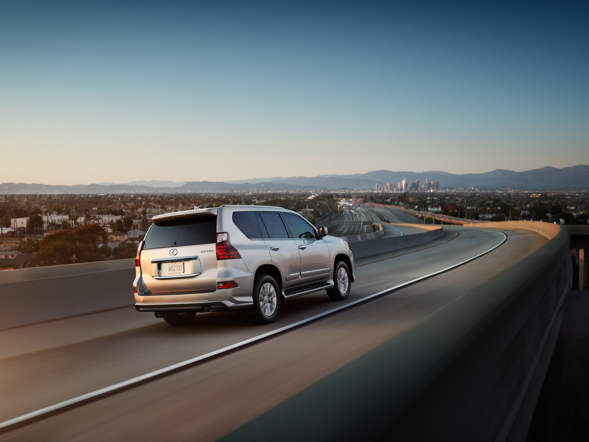 Avancerad retusch av bil, förbättrade reflektioner och färger för att framhäva karossens glans och karaktär, detaljerad skuggning och ljussättning för realistisk effekt samt borttagning av störande element i bakgrunden