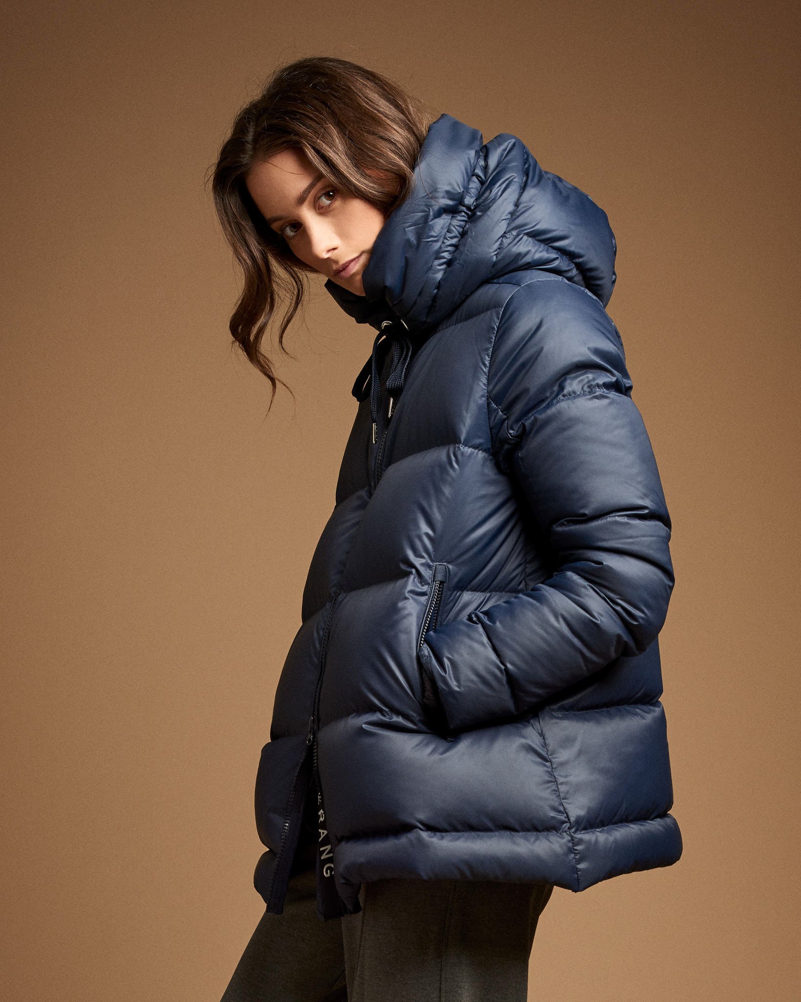 En modebild fotad i studio med fokus på färgbalans, hudretusch och klädjustering för en professionell look.