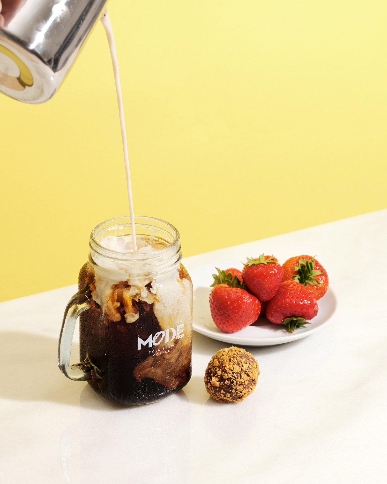 En bild på en kaffe, högupplösta produktbild fotad i studio och retuscherad för e-handel, bilden är anpassad för web för att hålla hög kvalitet och skärpa