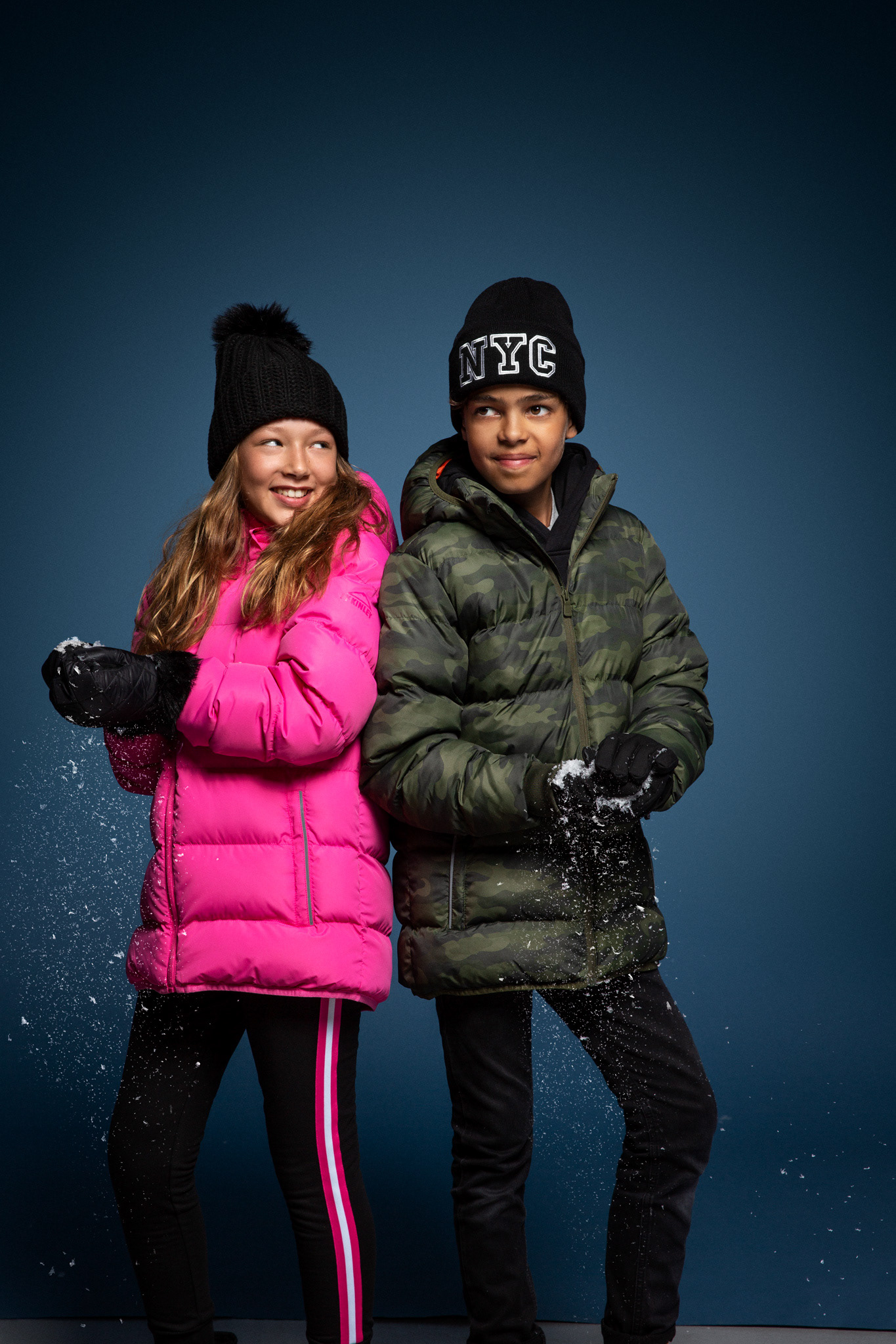 Porträtt fotat med blixtar på modeller som bär kläder från intersport.