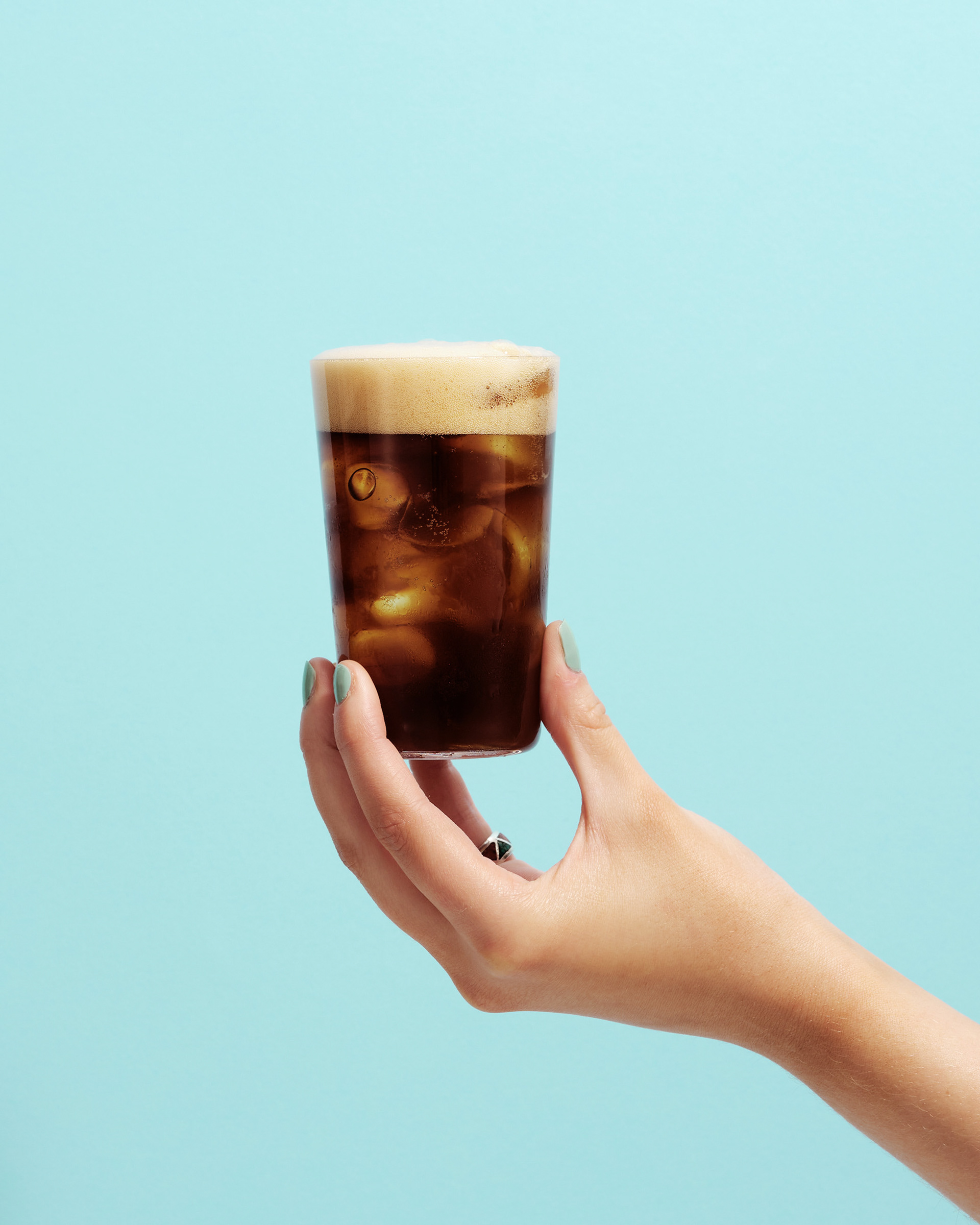 En bild på kaffedrink, högupplösta produktbilder fotad i studio och retuscherad för e-handel, bilden är anpassad för web för att hålla hög kvalitet och skärpa