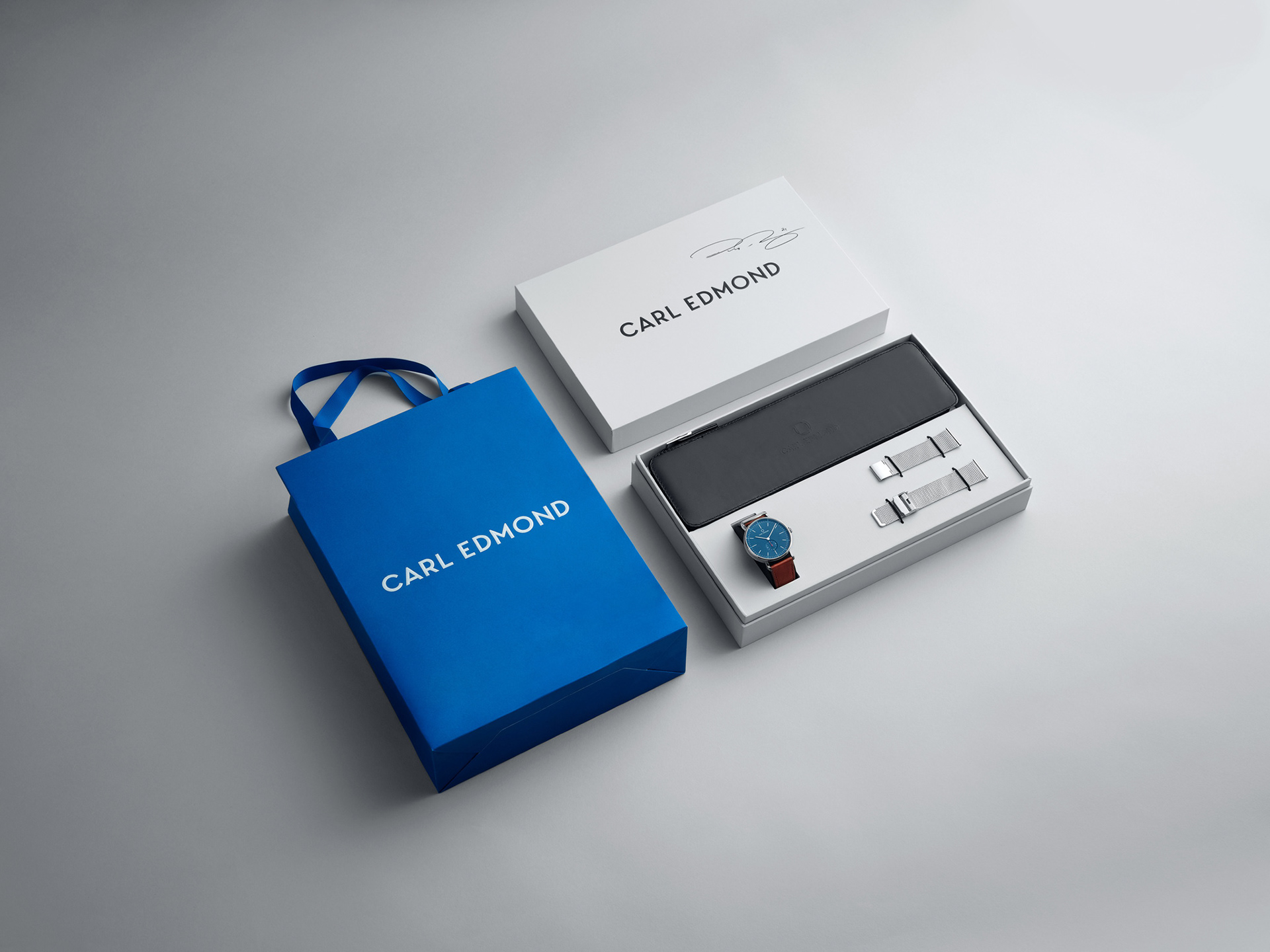 En bild på en klocka, högupplösta produktbild fotad i studio och retuscherad för e-handel, bilden är anpassad för web för att hålla hög kvalitet och skärpa