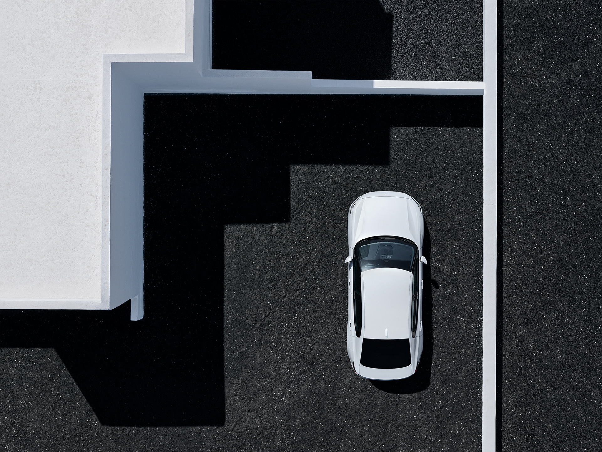 Avancerad retusch av bil, förbättrade reflektioner och färger för att framhäva karossens glans och karaktär, detaljerad skuggning och ljussättning för realistisk effekt samt borttagning av störande element i bakgrunden