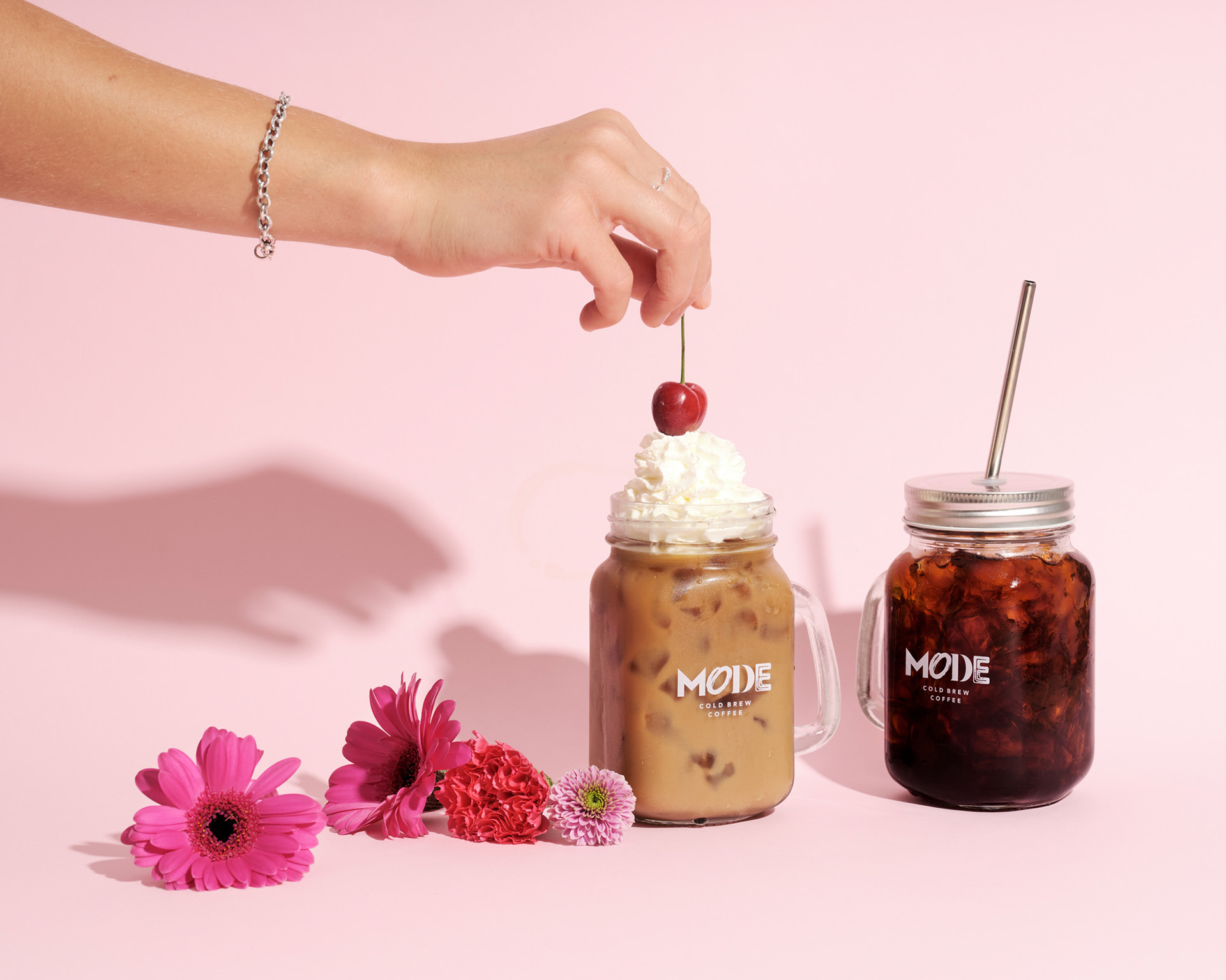 En bild på en kaffe, högupplösta produktbild fotad i studio och retuscherad för e-handel, bilden är anpassad för web för att hålla hög kvalitet och skärpa