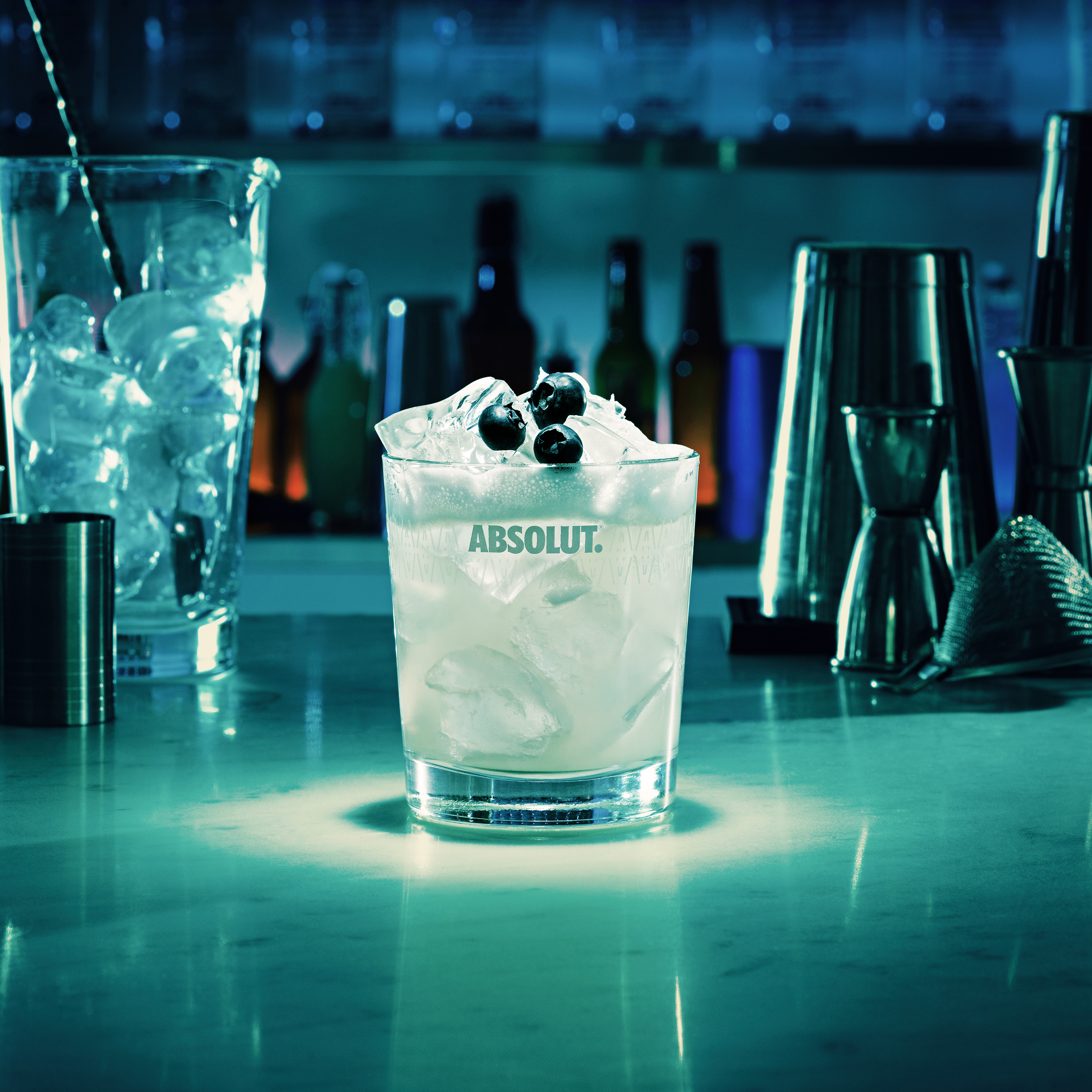 Reklamfoto på en drink för Absolut Vodka i en barmiljö