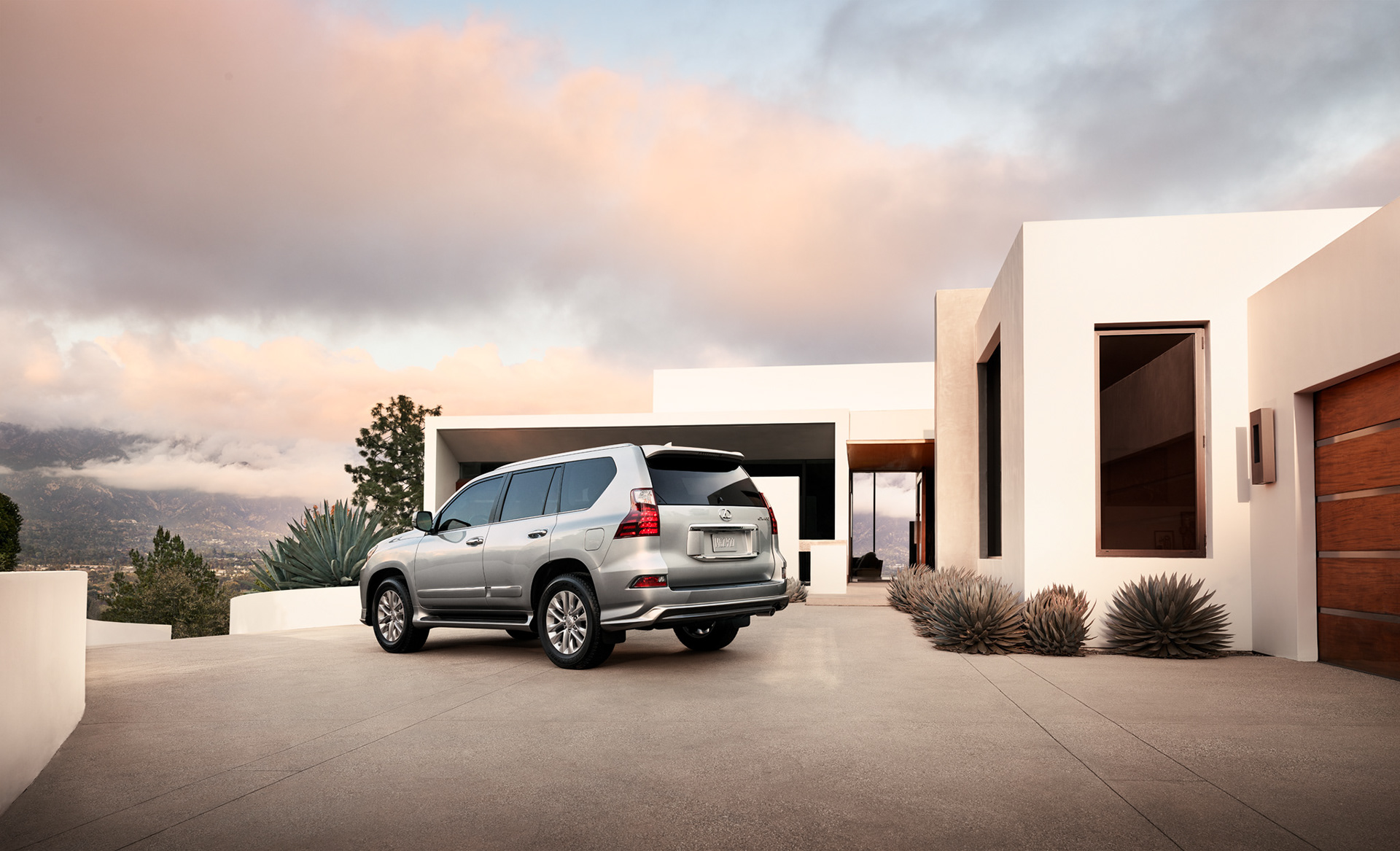 Avancerad retusch av bil, förbättrade reflektioner och färger för att framhäva karossens glans och karaktär, detaljerad skuggning och ljussättning för realistisk effekt samt borttagning av störande element i bakgrunden