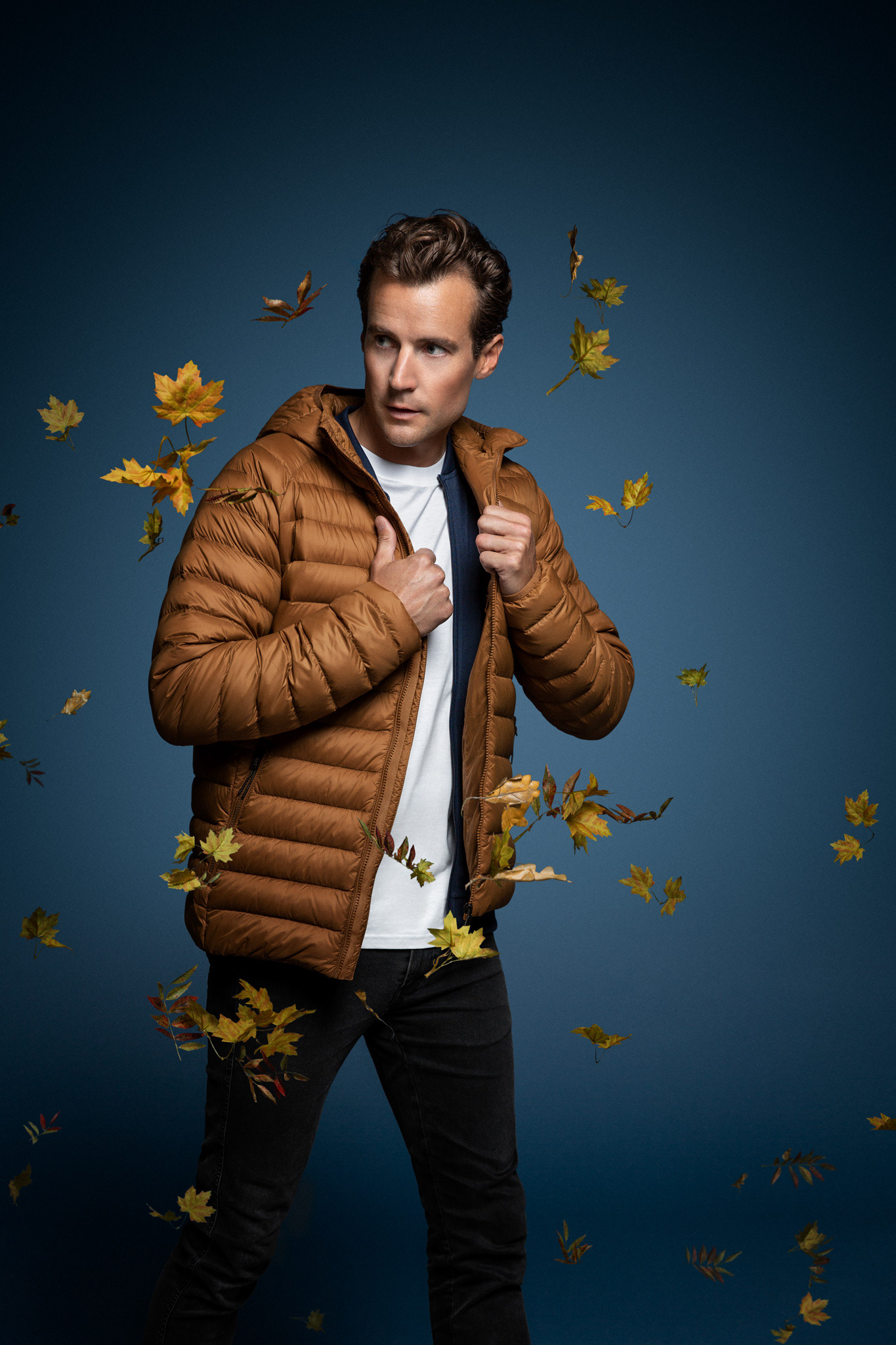 Porträtt fotat med blixtar på modeller som bär kläder från intersport.