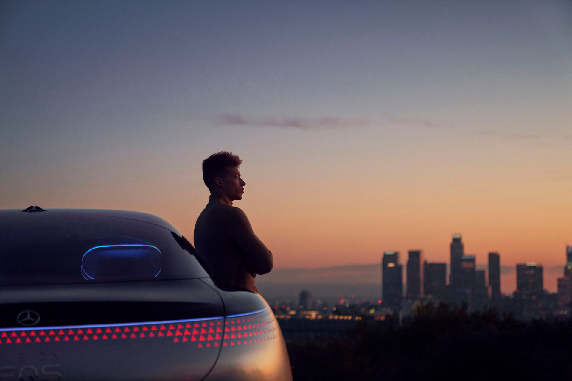 Avancerad retusch av bil, förbättrade reflektioner och färger för att framhäva karossens glans och karaktär, detaljerad skuggning och ljussättning för realistisk effekt samt borttagning av störande element i bakgrunden