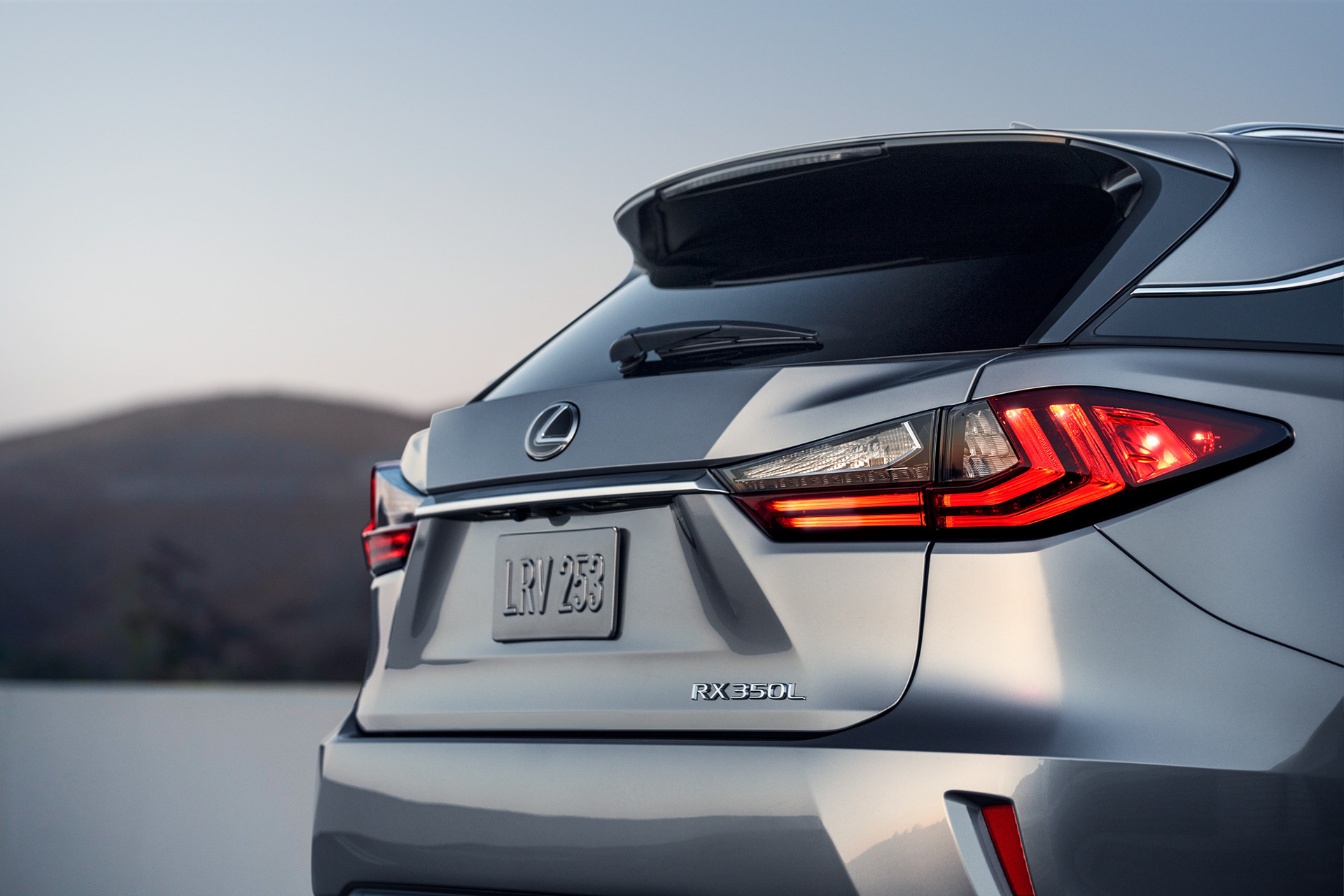 Avancerad retusch av bil, förbättrade reflektioner och färger för att framhäva karossens glans och karaktär, detaljerad skuggning och ljussättning för realistisk effekt samt borttagning av störande element i bakgrunden