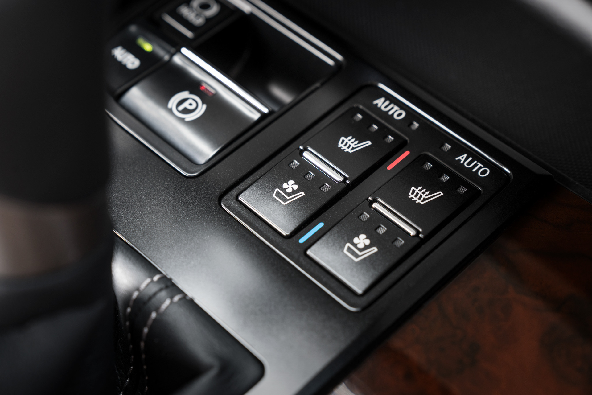 Avancerad retusch av bil, förbättrade reflektioner och färger för att framhäva karossens glans och karaktär, detaljerad skuggning och ljussättning för realistisk effekt samt borttagning av störande element i bakgrunden