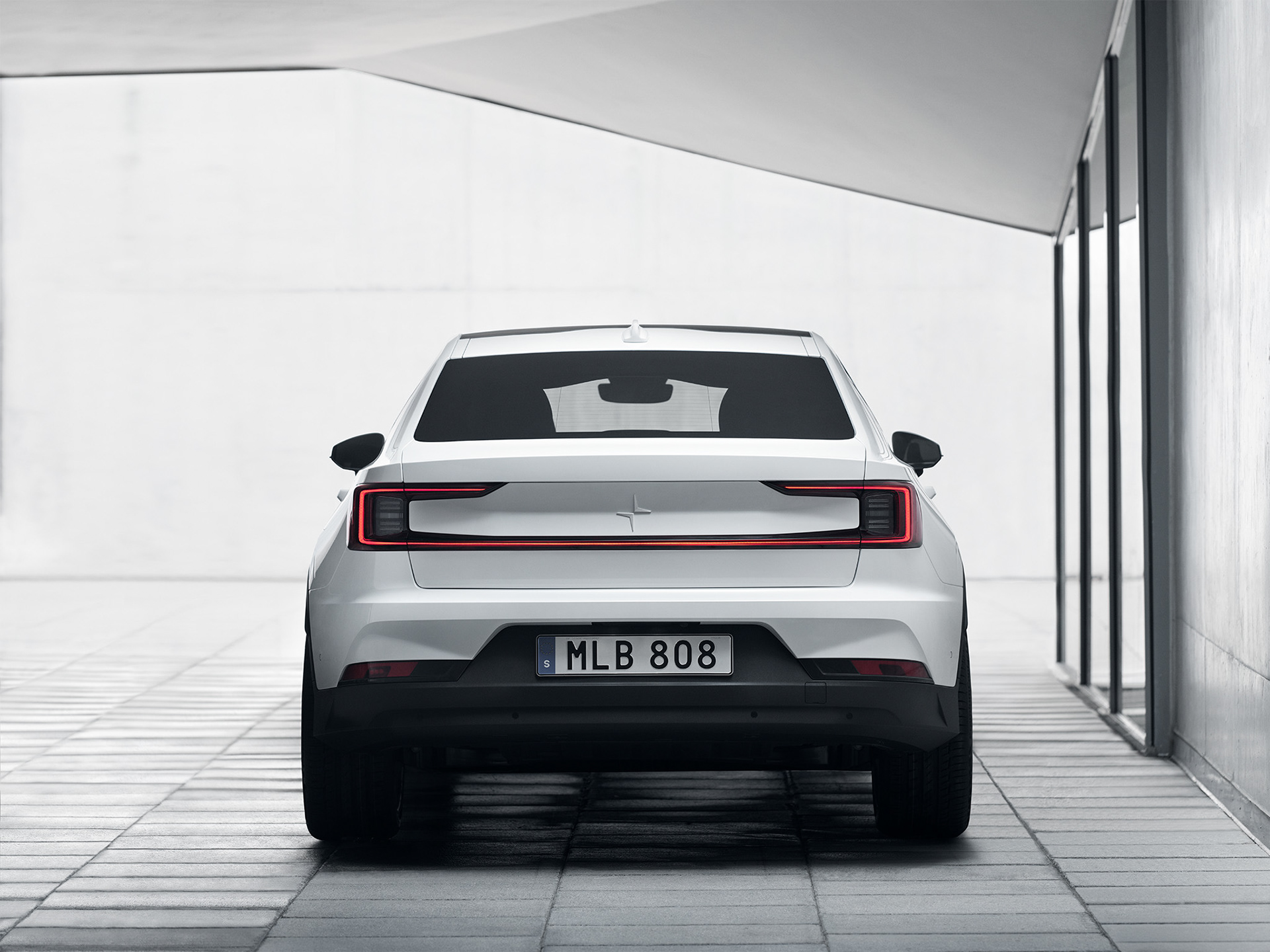 Avancerad retusch av bil, förbättrade reflektioner och färger för att framhäva karossens glans och karaktär, detaljerad skuggning och ljussättning för realistisk effekt samt borttagning av störande element i bakgrunden