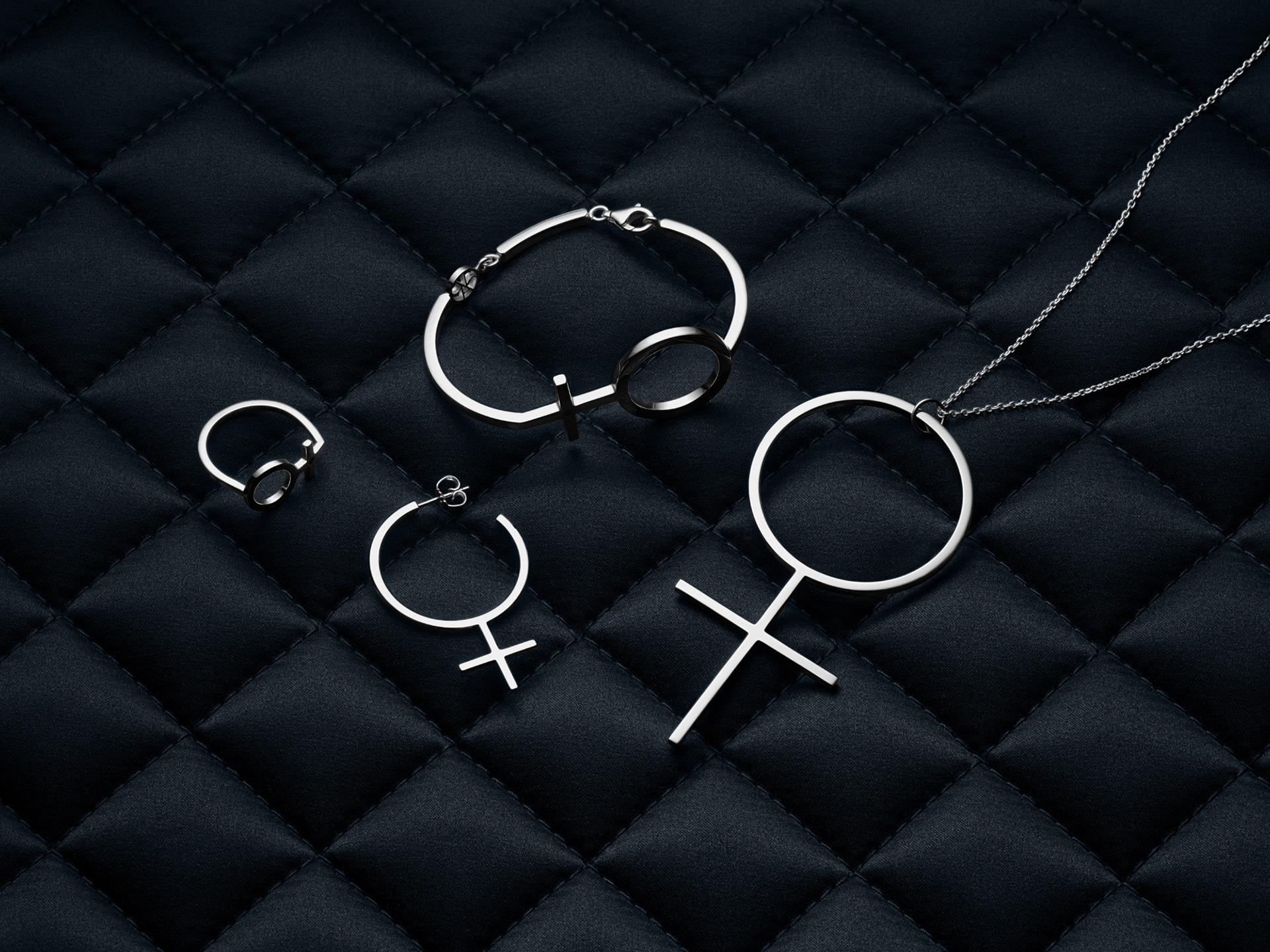 Produktbilder och reklambilder på Gry Forsells nya smycken She Stockholm