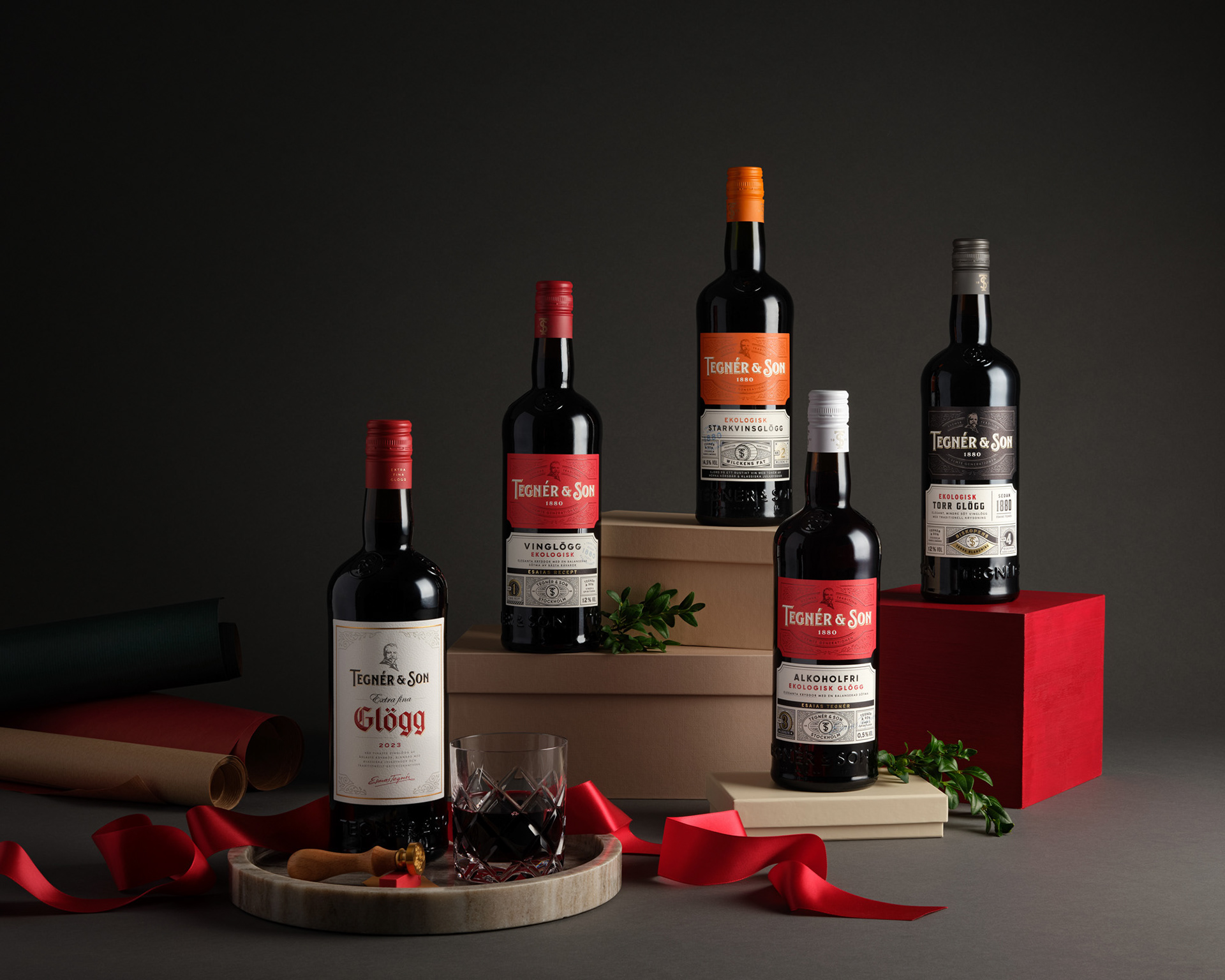 En bild på flaskor, högupplösta produktbilder fotad i studio och retuscherad för e-handel, bilden är anpassad för web för att hålla hög kvalitet och skärpa