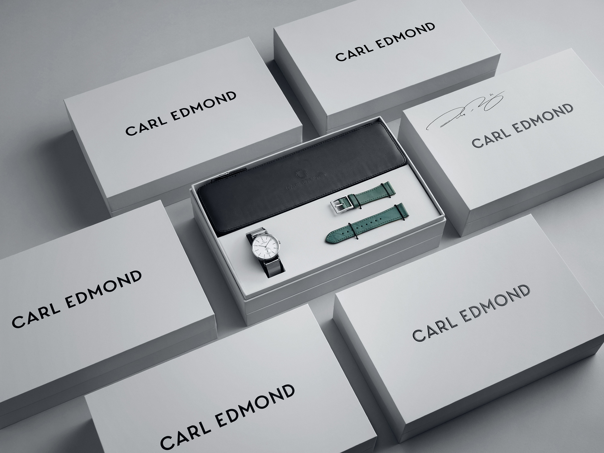 En bild på en klocka, högupplösta produktbild fotad i studio och retuscherad för e-handel, bilden är anpassad för web för att hålla hög kvalitet och skärpa