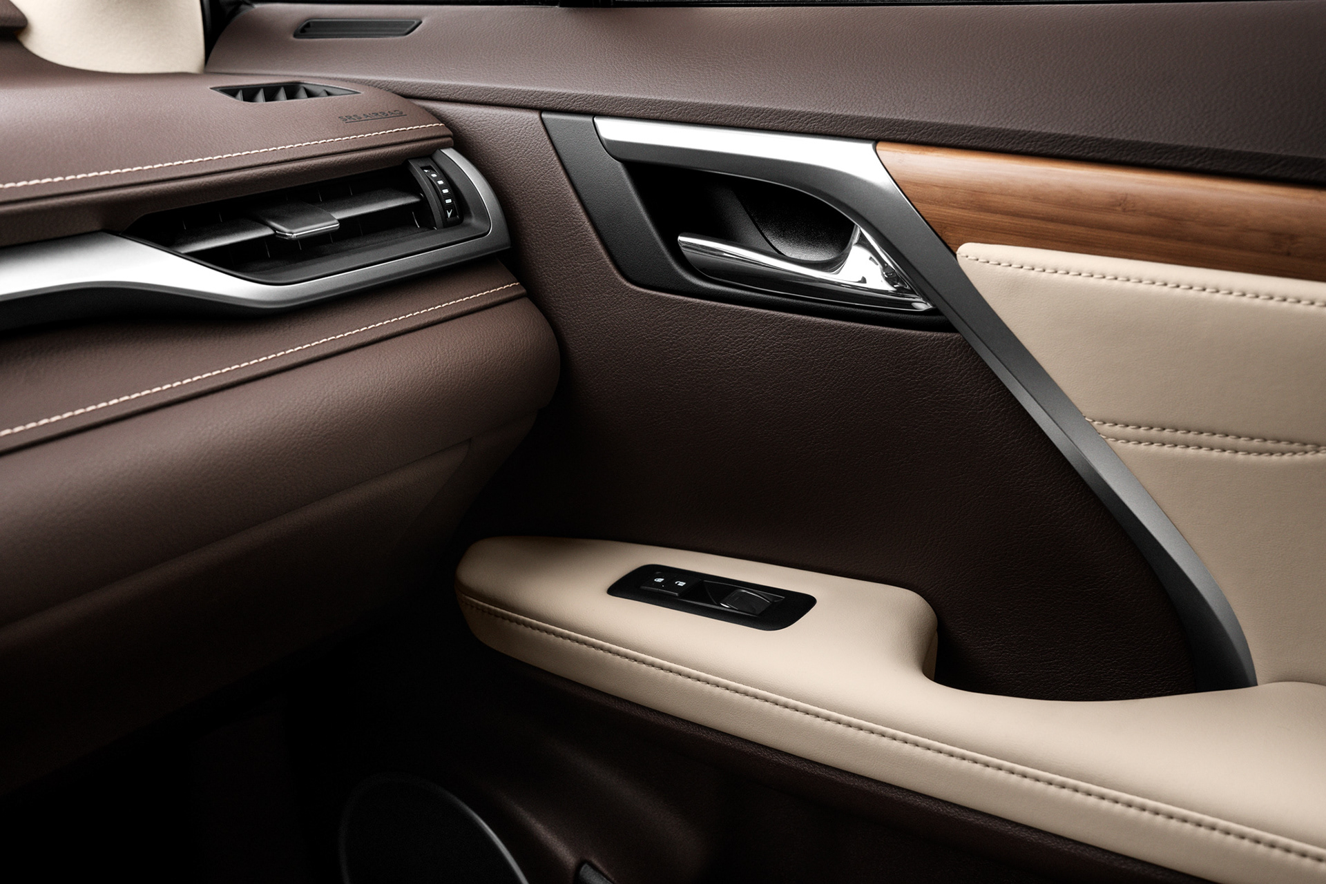 Avancerad retusch av bil, förbättrade reflektioner och färger för att framhäva karossens glans och karaktär, detaljerad skuggning och ljussättning för realistisk effekt samt borttagning av störande element i bakgrunden