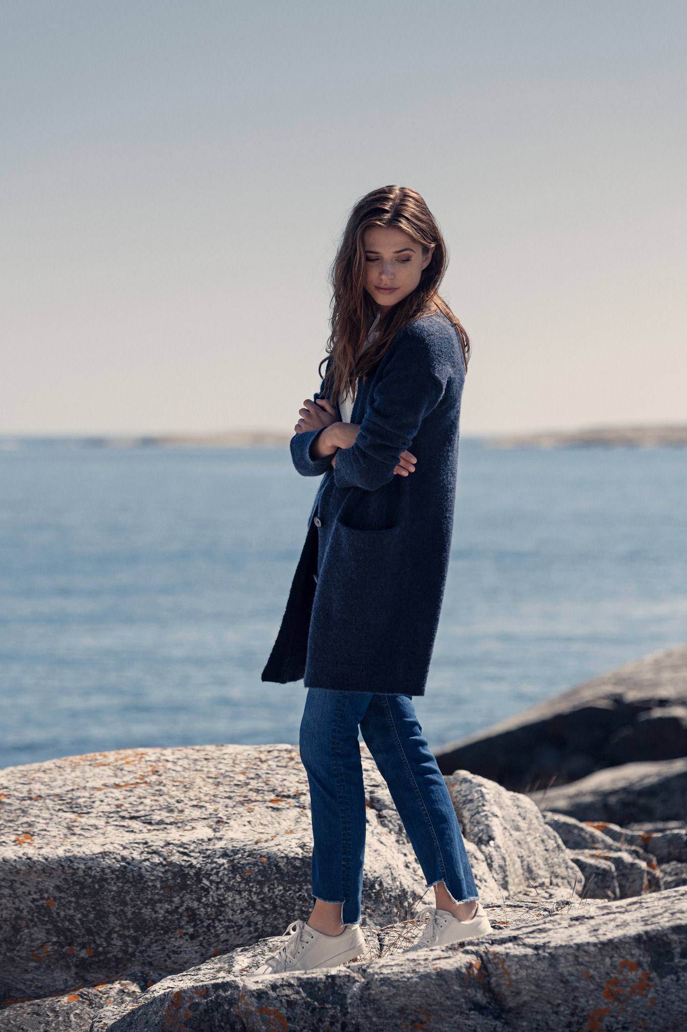 Modefotografi retuscherad för att framhäva klädernas textur och färg, samt göra bakgrunden mer enhetlig.