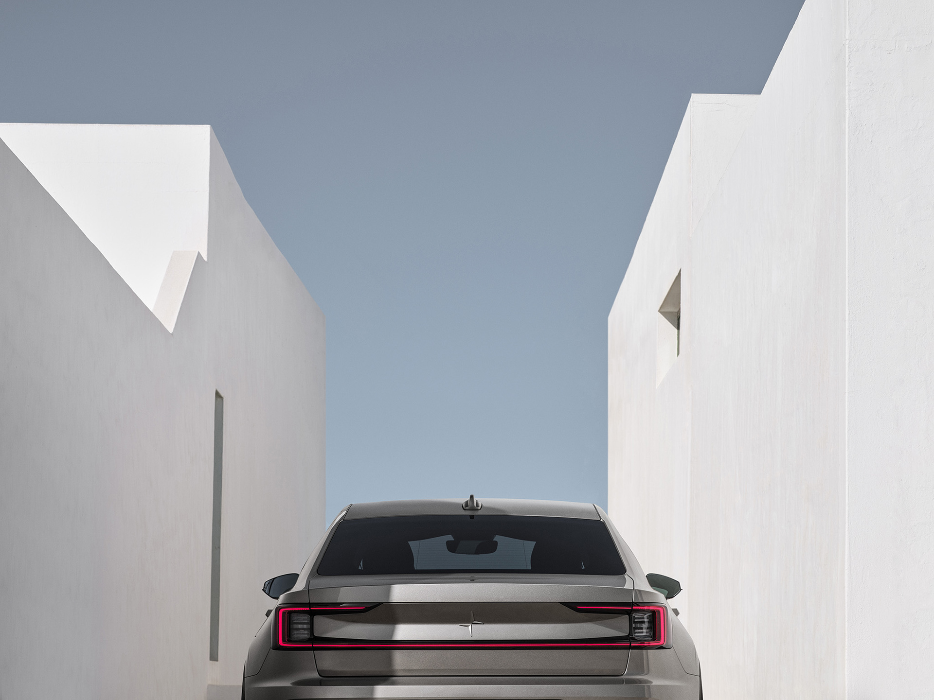 Avancerad retusch av bil, förbättrade reflektioner och färger för att framhäva karossens glans och karaktär, detaljerad skuggning och ljussättning för realistisk effekt samt borttagning av störande element i bakgrunden