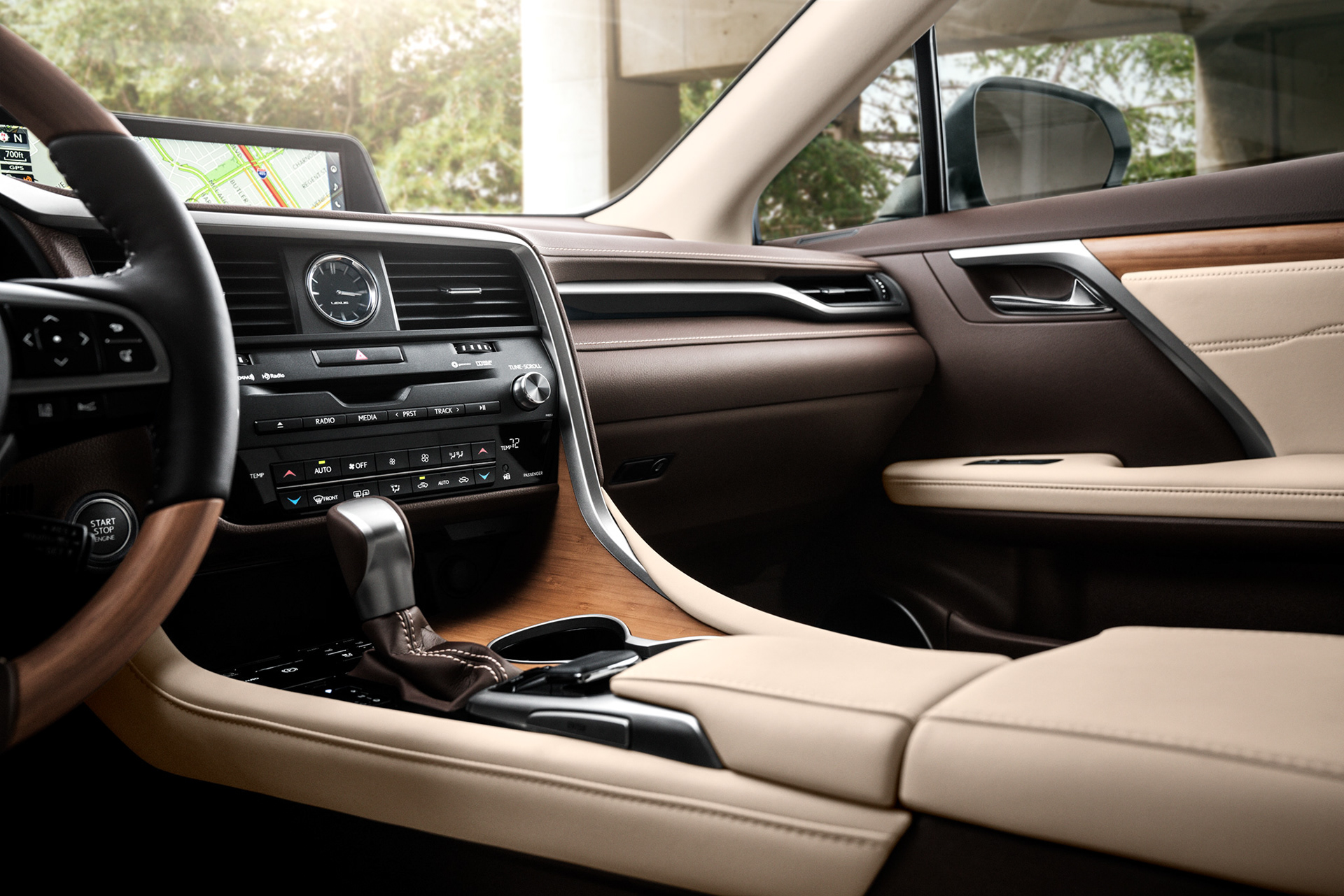 Avancerad retusch av bil, förbättrade reflektioner och färger för att framhäva karossens glans och karaktär, detaljerad skuggning och ljussättning för realistisk effekt samt borttagning av störande element i bakgrunden