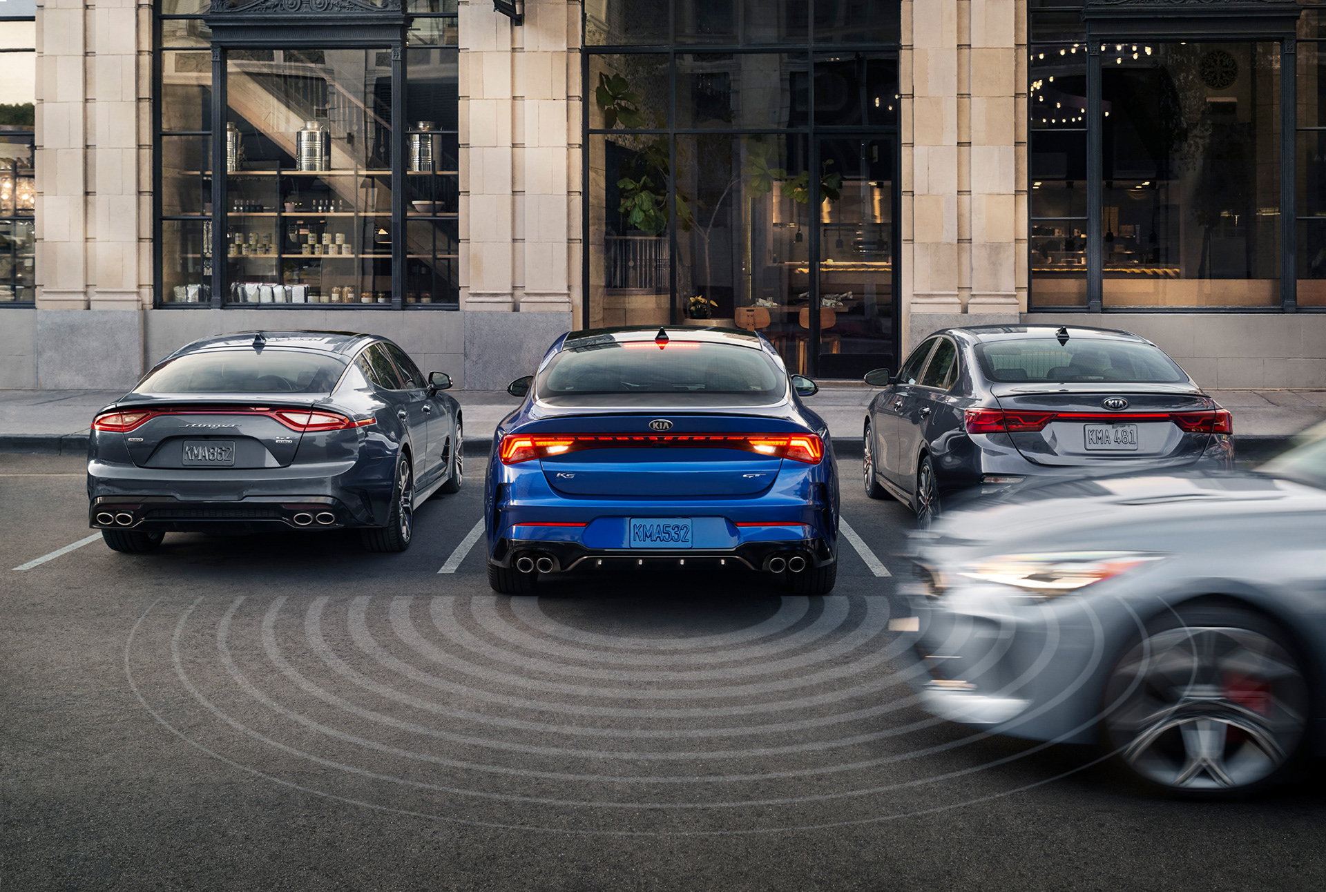 Avancerad retusch av bil, förbättrade reflektioner och färger för att framhäva karossens glans och karaktär, detaljerad skuggning och ljussättning för realistisk effekt samt borttagning av störande element i bakgrunden