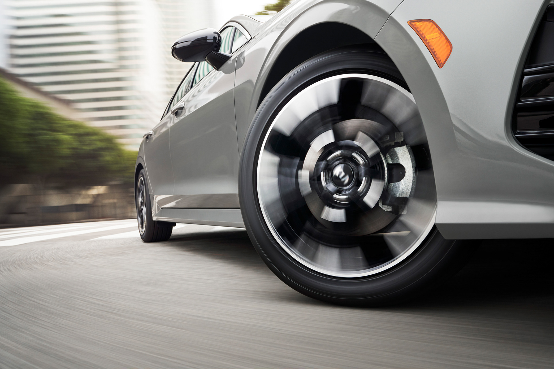 Avancerad retusch av bil, förbättrade reflektioner och färger för att framhäva karossens glans och karaktär, detaljerad skuggning och ljussättning för realistisk effekt samt borttagning av störande element i bakgrunden