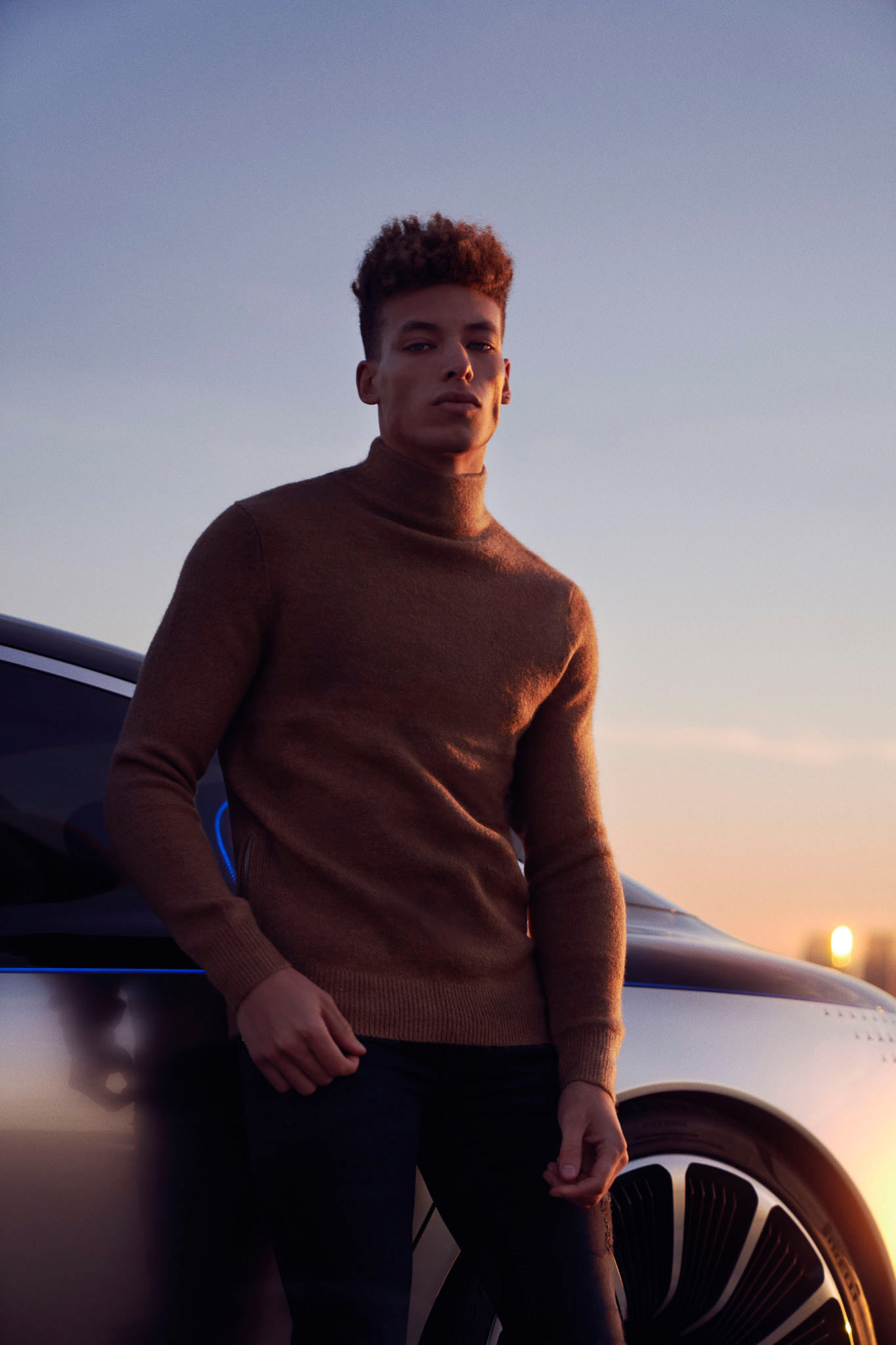 Avancerad retusch av bil, förbättrade reflektioner och färger för att framhäva karossens glans och karaktär, detaljerad skuggning och ljussättning för realistisk effekt samt borttagning av störande element i bakgrunden