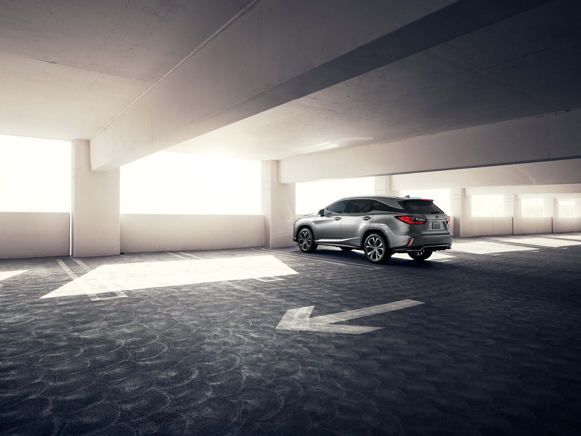 Avancerad retusch av bil, förbättrade reflektioner och färger för att framhäva karossens glans och karaktär, detaljerad skuggning och ljussättning för realistisk effekt samt borttagning av störande element i bakgrunden