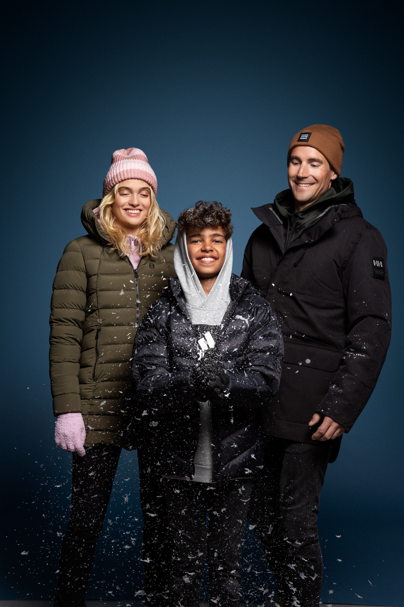 Porträtt fotat med blixtar på modeller som bär kläder från intersport.