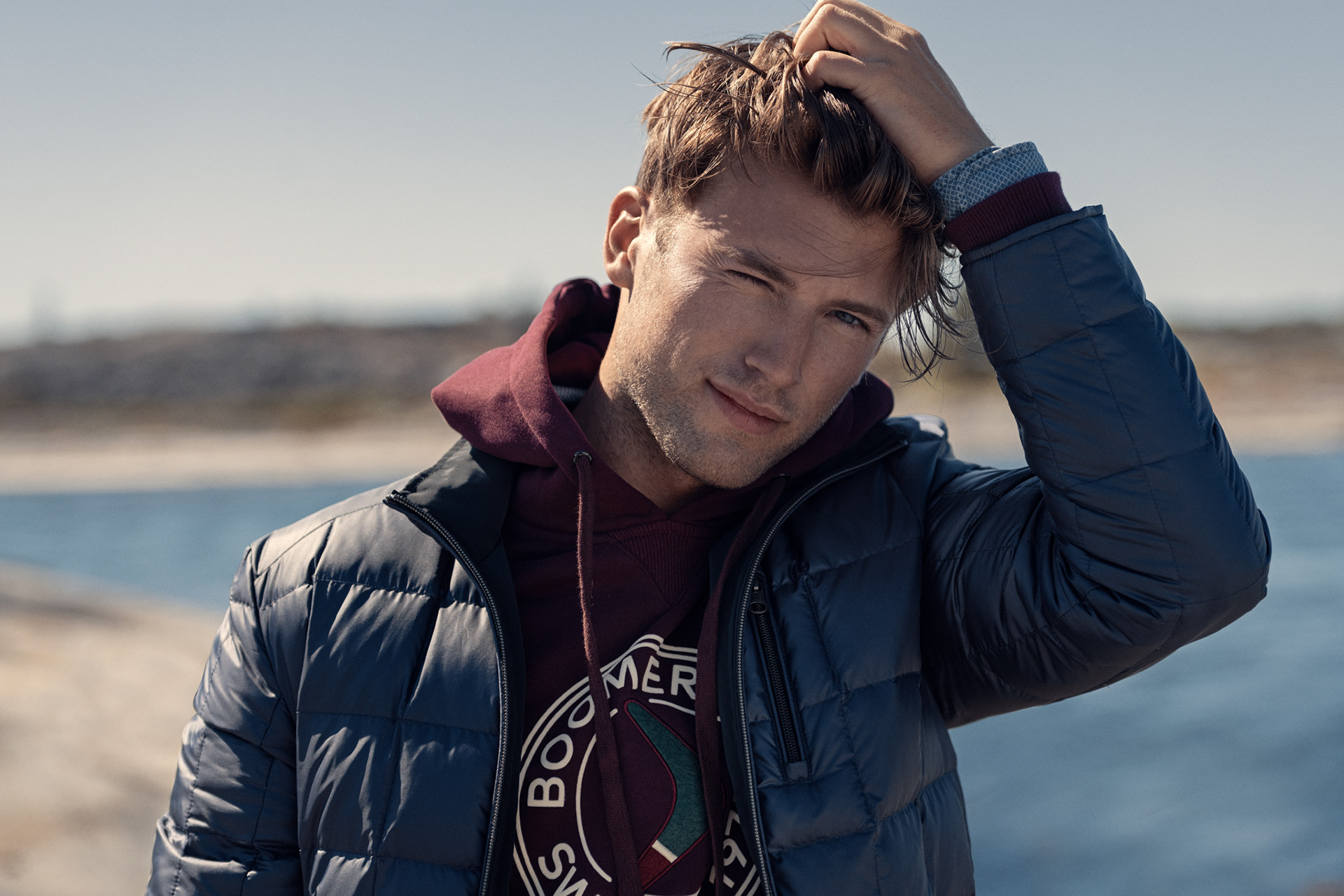 Modefotografi retuscherad för att framhäva klädernas textur och färg, samt göra bakgrunden mer enhetlig.