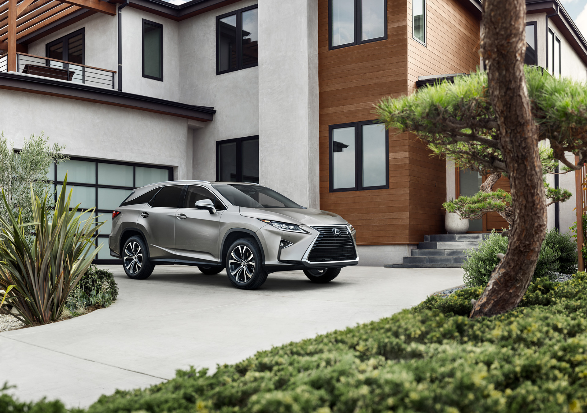 Avancerad retusch av bil, förbättrade reflektioner och färger för att framhäva karossens glans och karaktär, detaljerad skuggning och ljussättning för realistisk effekt samt borttagning av störande element i bakgrunden