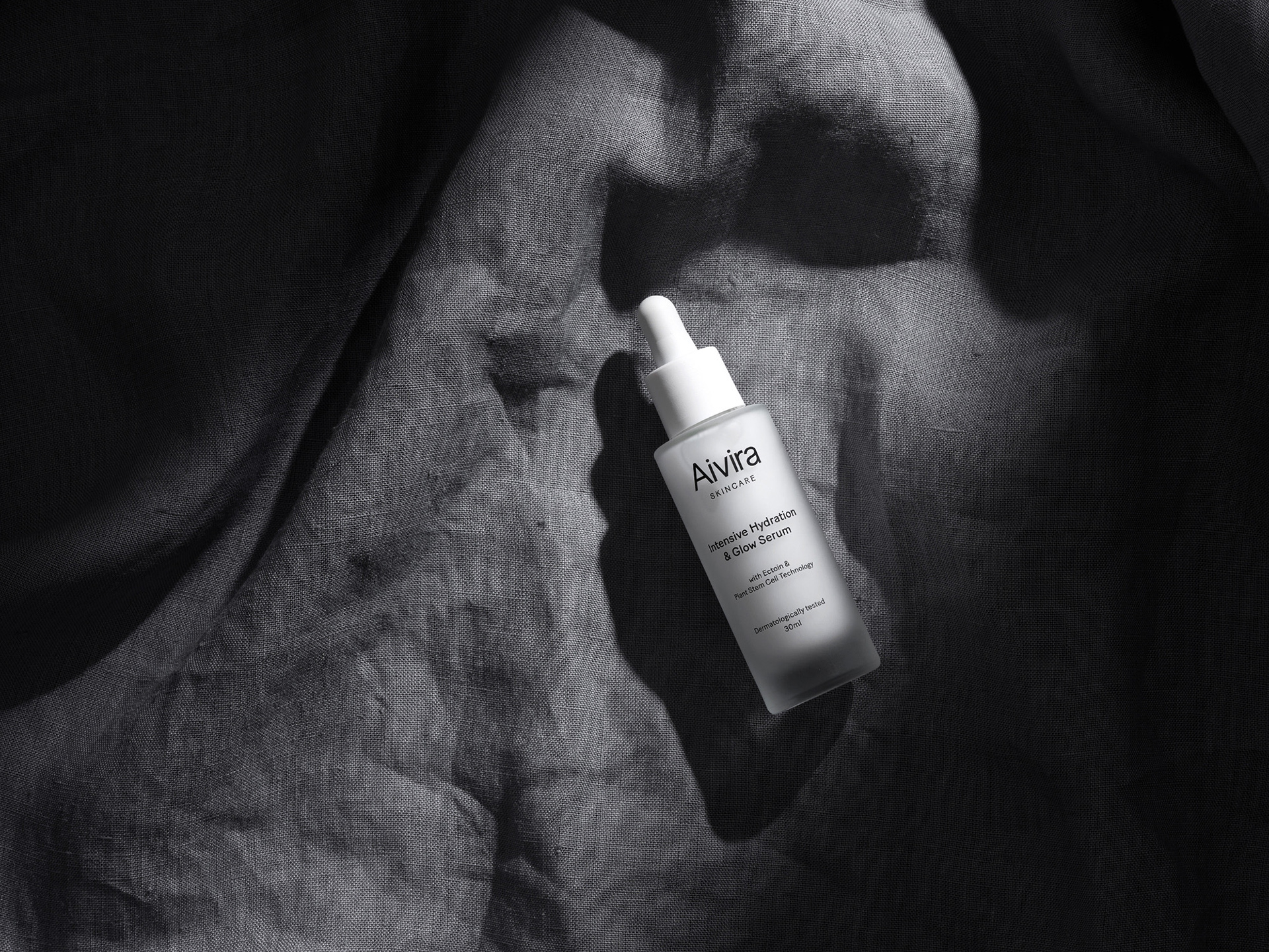 En bild på hudvårdsprodukter, högupplösta produktbilder fotad i studio och retuscherad för e-handel, bilden är anpassad för web för att hålla hög kvalitet och skärpa