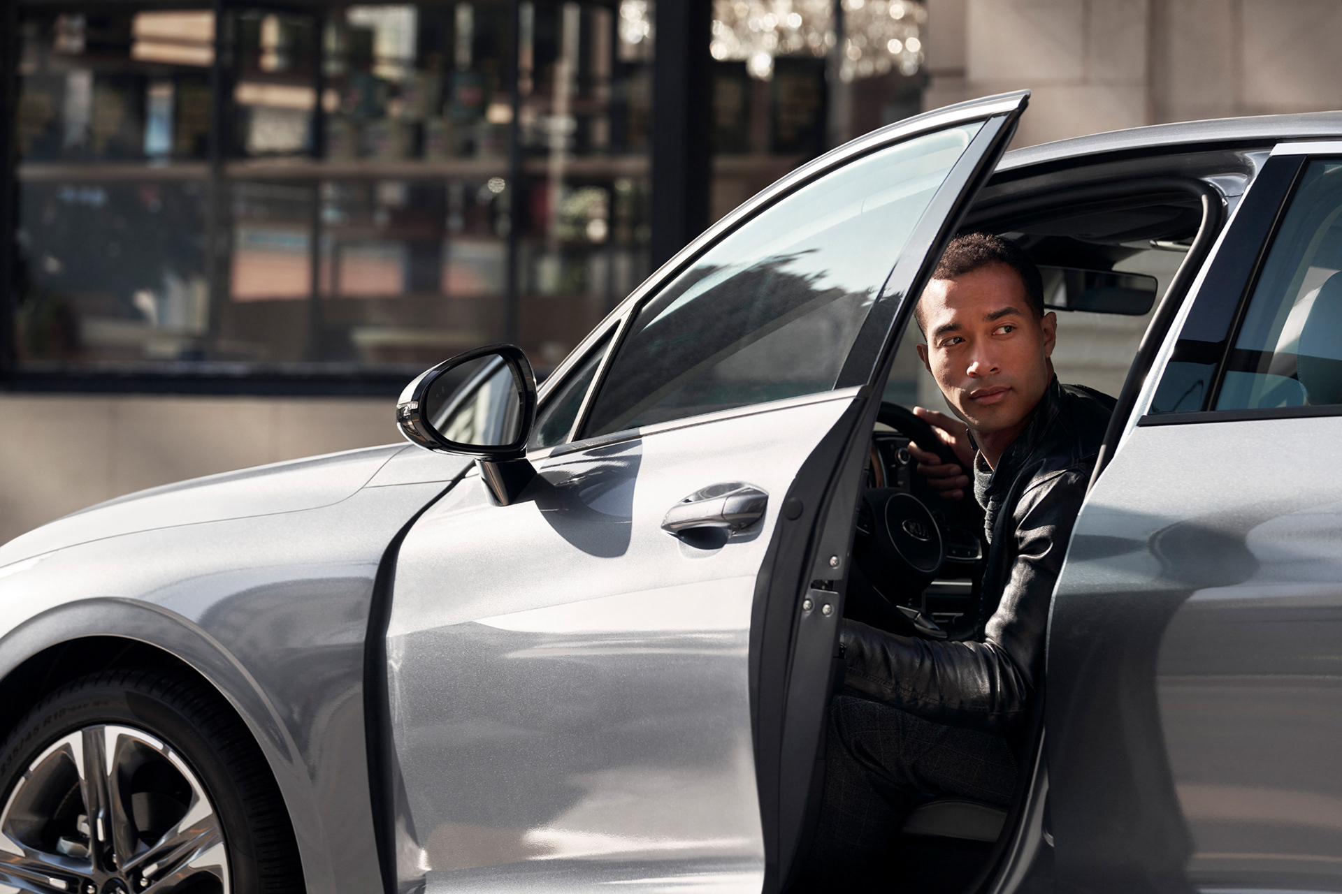 Avancerad retusch av bil, förbättrade reflektioner och färger för att framhäva karossens glans och karaktär, detaljerad skuggning och ljussättning för realistisk effekt samt borttagning av störande element i bakgrunden