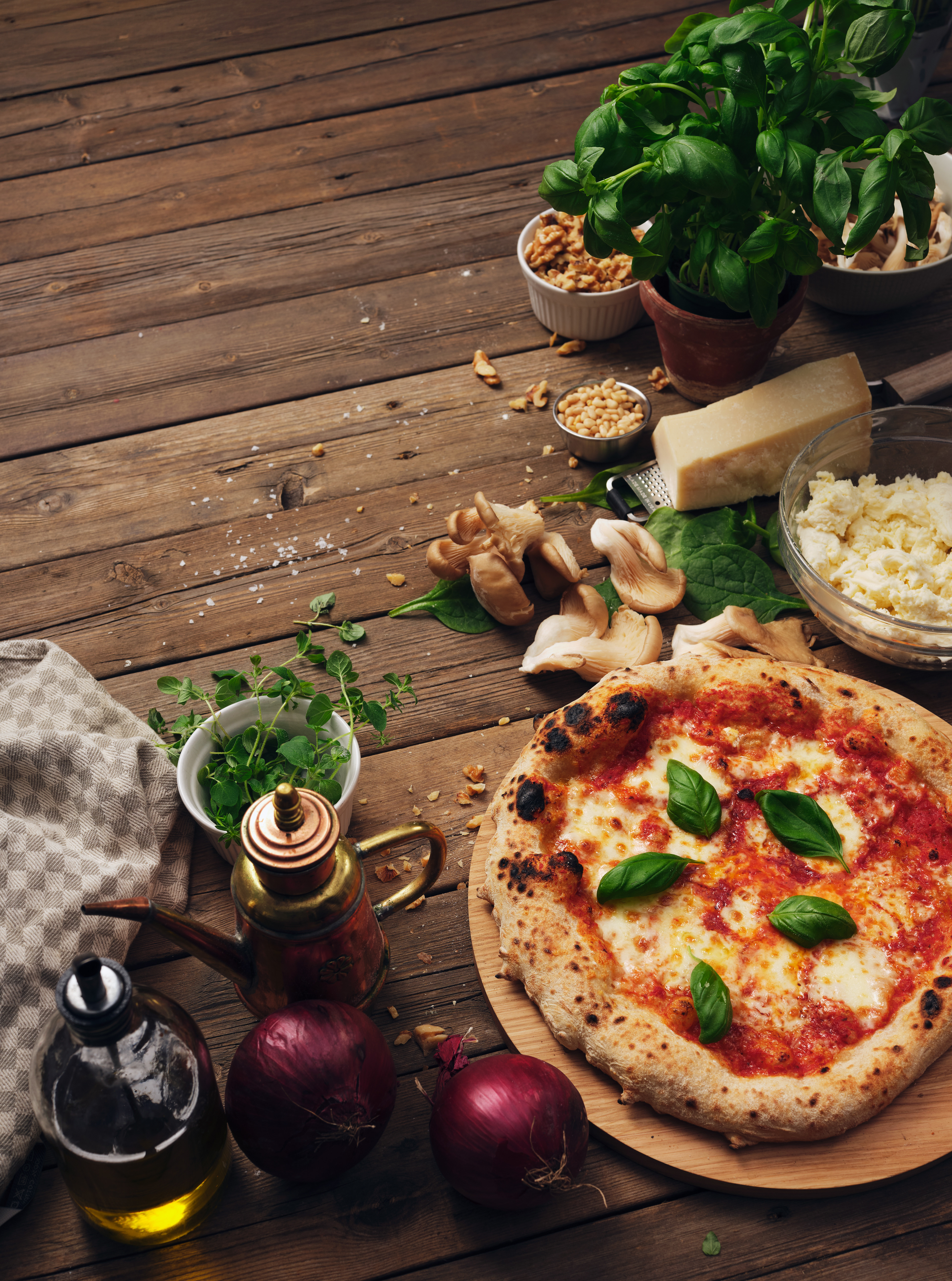 Reklambilder fotade i en studio. Pizza med olika ingredienser i en rustik miljö