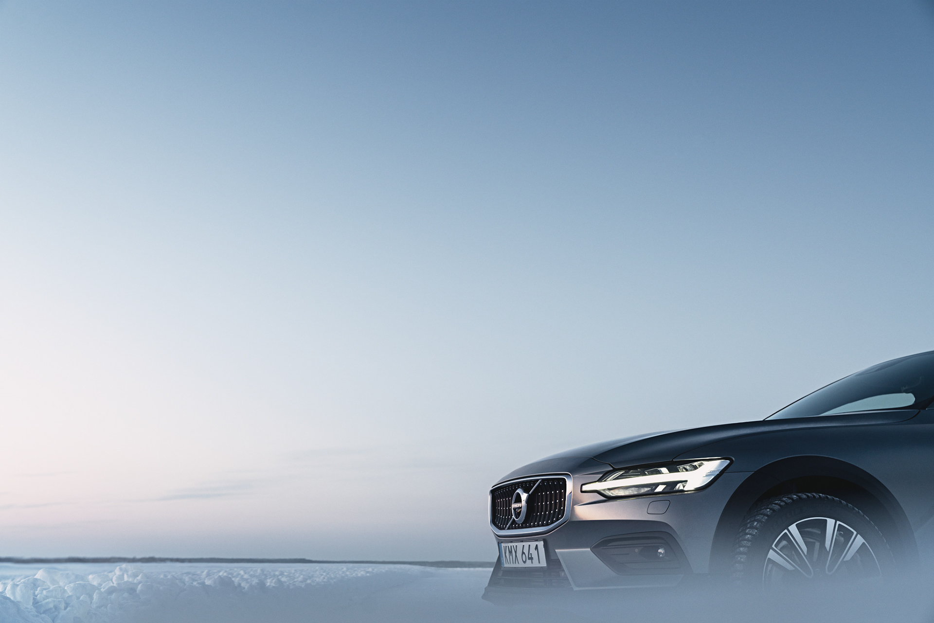 Avancerad retusch av bil, förbättrade reflektioner och färger för att framhäva karossens glans och karaktär, detaljerad skuggning och ljussättning för realistisk effekt samt borttagning av störande element i bakgrunden