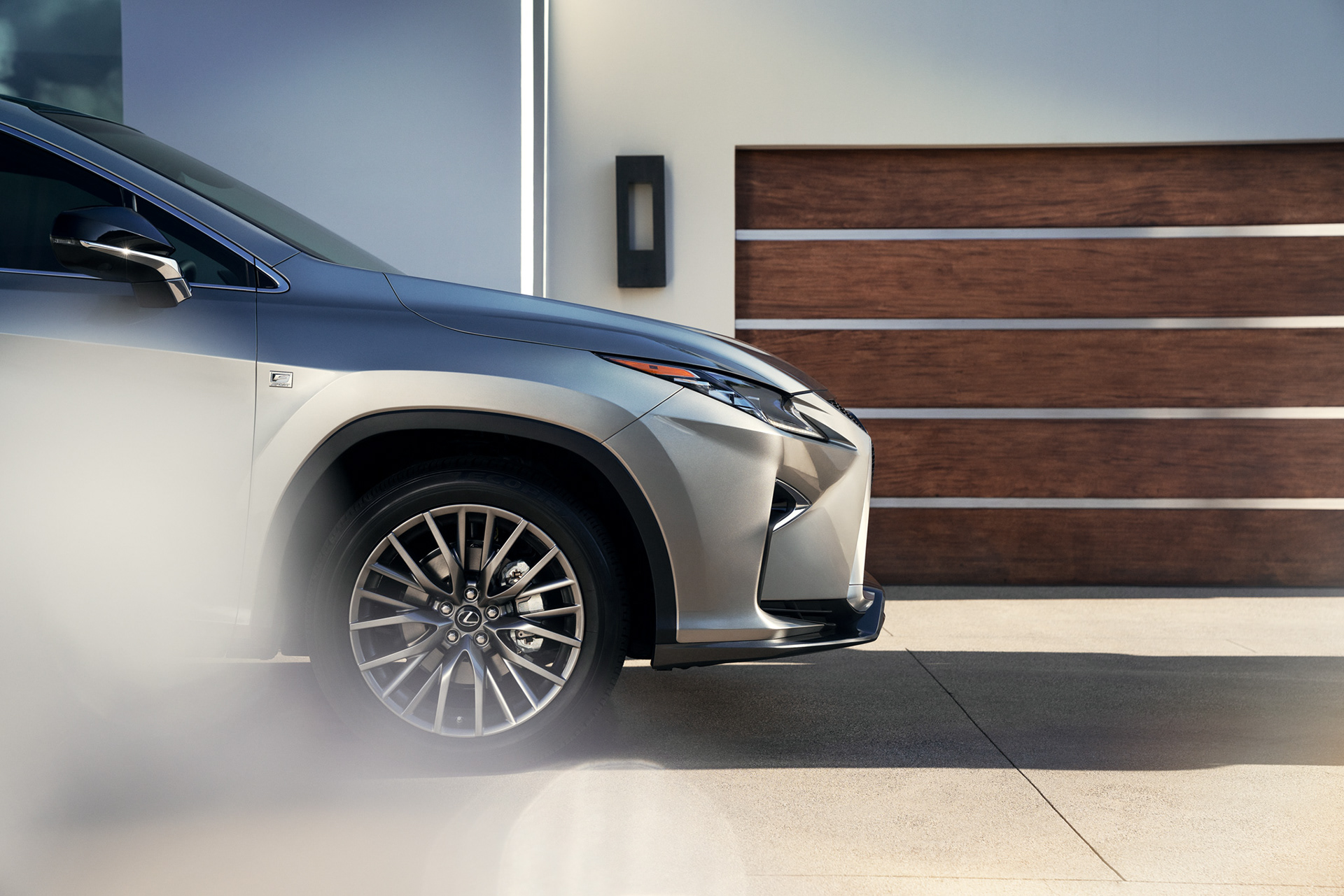 Avancerad retusch av bil, förbättrade reflektioner och färger för att framhäva karossens glans och karaktär, detaljerad skuggning och ljussättning för realistisk effekt samt borttagning av störande element i bakgrunden