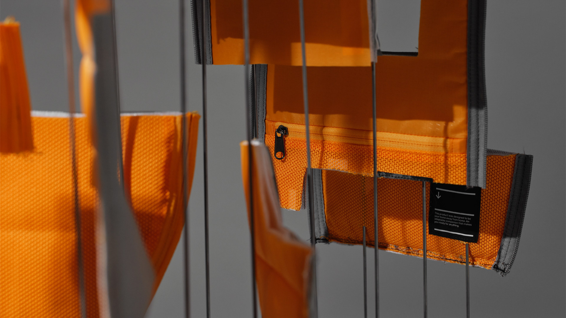 Behind the scenes bilder till DB Journey till en reklamkampanj där de klippte upp väskan I midre delar. Fotad i en fotostudio med professionell ljussättning 