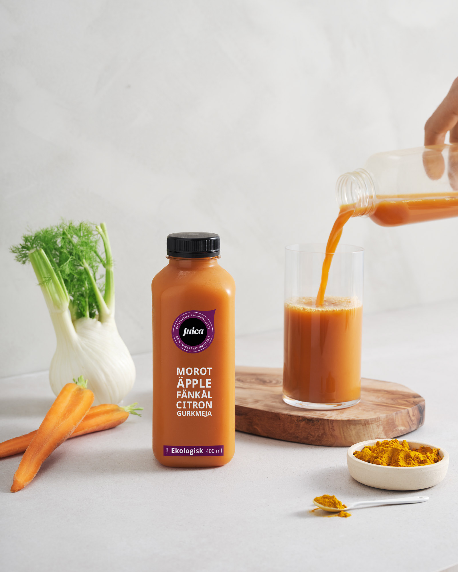 En bild på en juice med ingredienser, högupplöst produktbild fotad i studio och retuscherad för e-handel, bilden är anpassad för web för att hålla hög kvalitet och skärpa