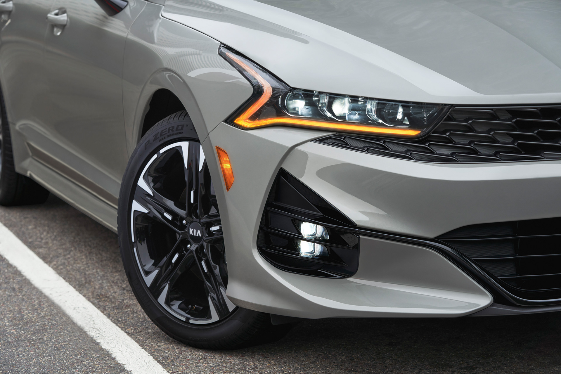 Avancerad retusch av bil, förbättrade reflektioner och färger för att framhäva karossens glans och karaktär, detaljerad skuggning och ljussättning för realistisk effekt samt borttagning av störande element i bakgrunden